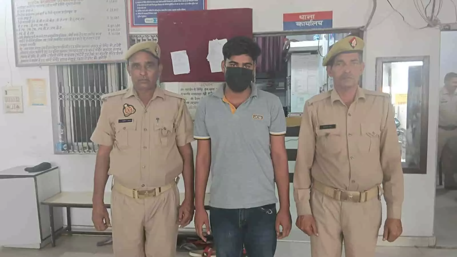 तस्वीर में दो पुलिसकर्मियों के बीच खड़ा आरोपी समीर हापुड़ के सिम्भावली पुलिस स्टेशन में दिख रहा है। तस्वीर में दो पुलिसकर्मियों के बीच खड़ा आरोपी समीर हापुड़ के सिम्भावली पुलिस स्टेशन में दिख रहा है।