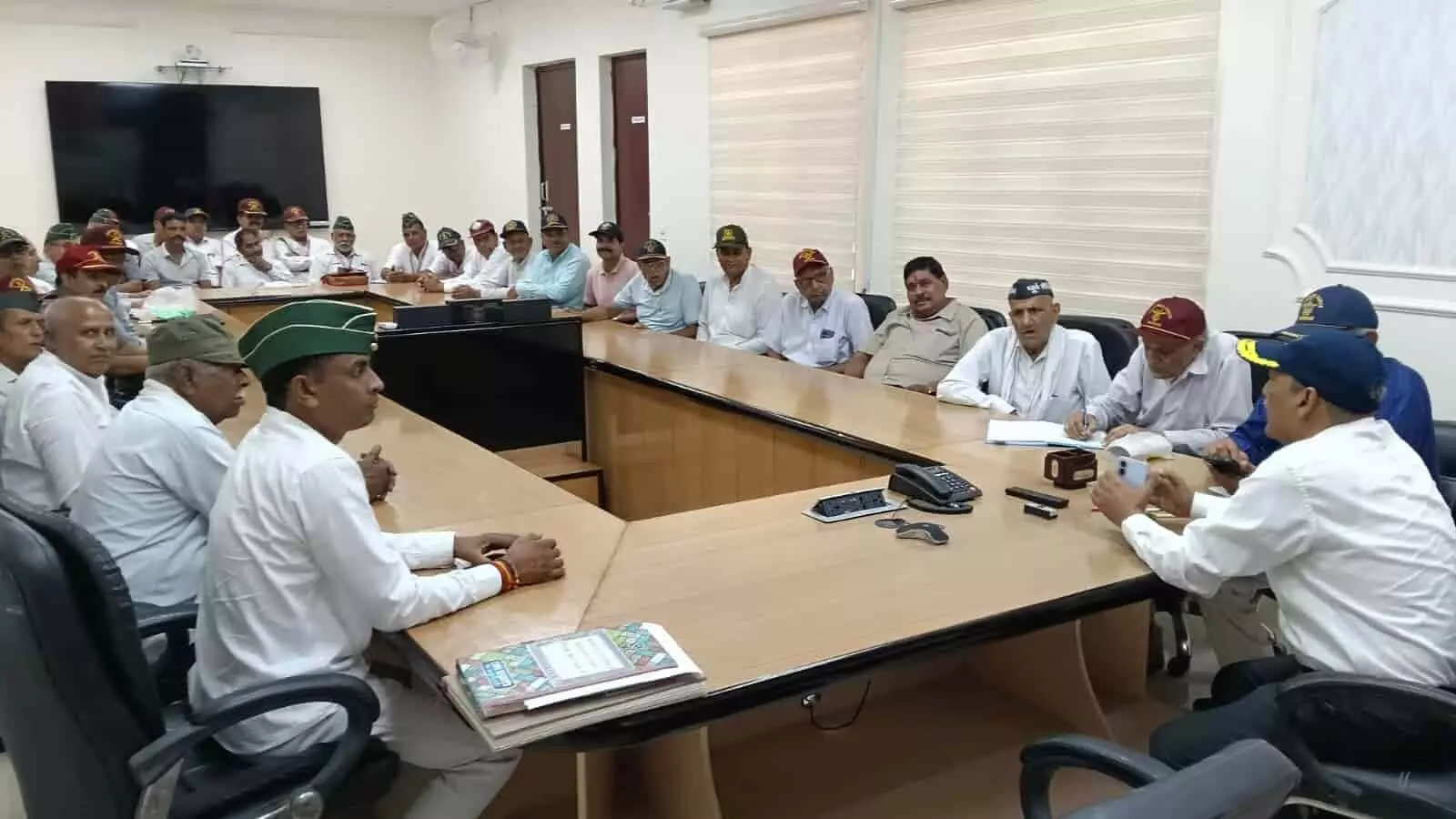 तस्वीर में हापुड़ में मेज के चारों ओर बैठे पूर्व सैनिक शहीदों की स्मृति सभा में भाग लेते हुए। तस्वीर में हापुड़ में मेज के चारों ओर बैठे पूर्व सैनिक शहीदों की स्मृति सभा में भाग लेते हुए।