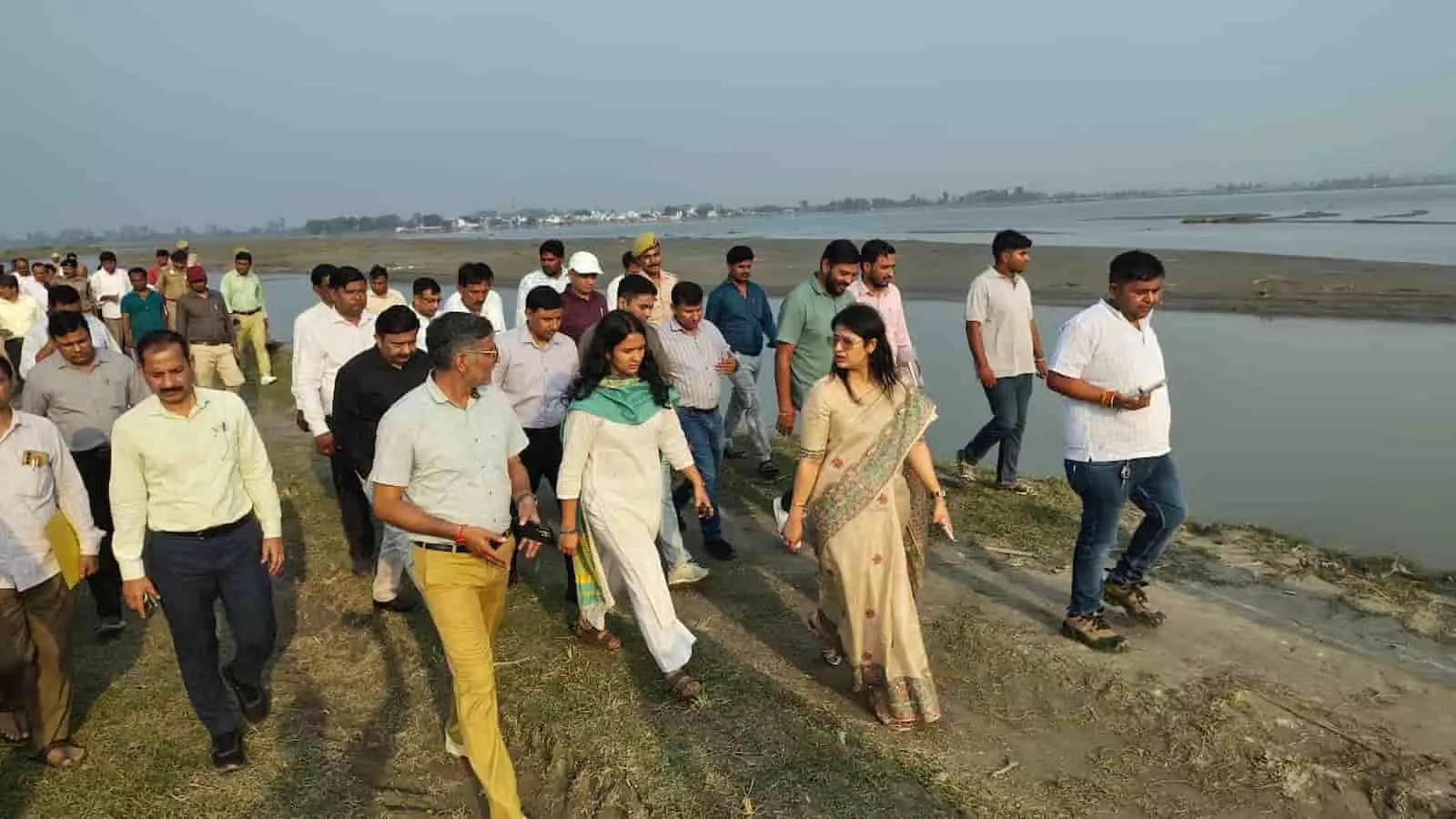 तस्वीर में हापुड़ डीएम कविता मीना अधिकारियों के साथ गढ़मुक्तेश्वर गंगा घाट पर कार्तिक पूर्णिमा मेले का निरीक्षण करती हुई। तस्वीर में हापुड़ डीएम कविता मीना अधिकारियों के साथ गढ़मुक्तेश्वर गंगा घाट पर कार्तिक पूर्णिमा मेले का निरीक्षण करती हुई।
