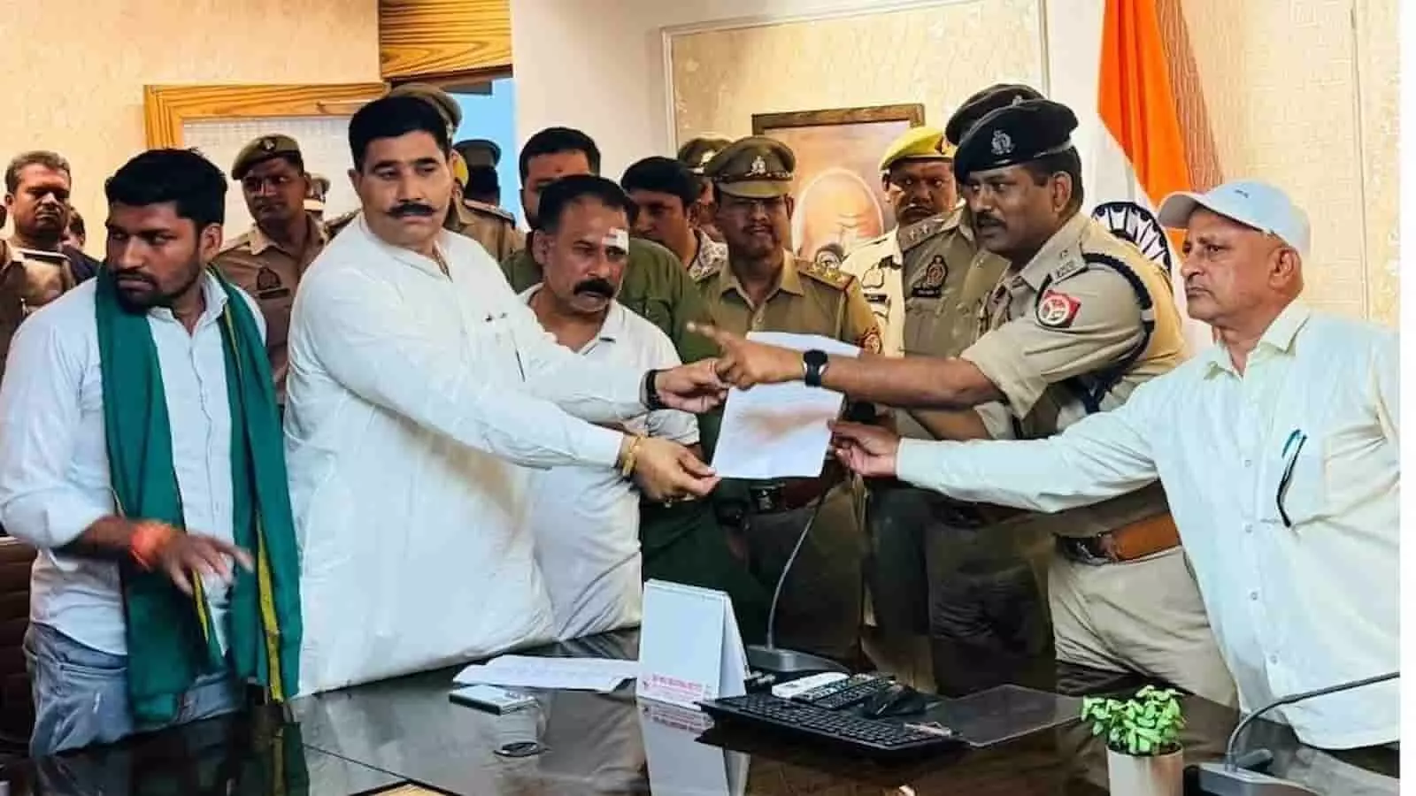 तस्वीर में प्रदर्शनकारी हापुड़ में पुलिस अधिकारियों को ज्ञापन सौंपते हुए दिख रहे हैं तस्वीर में प्रदर्शनकारी हापुड़ में पुलिस अधिकारियों को ज्ञापन सौंपते हुए दिख रहे हैं