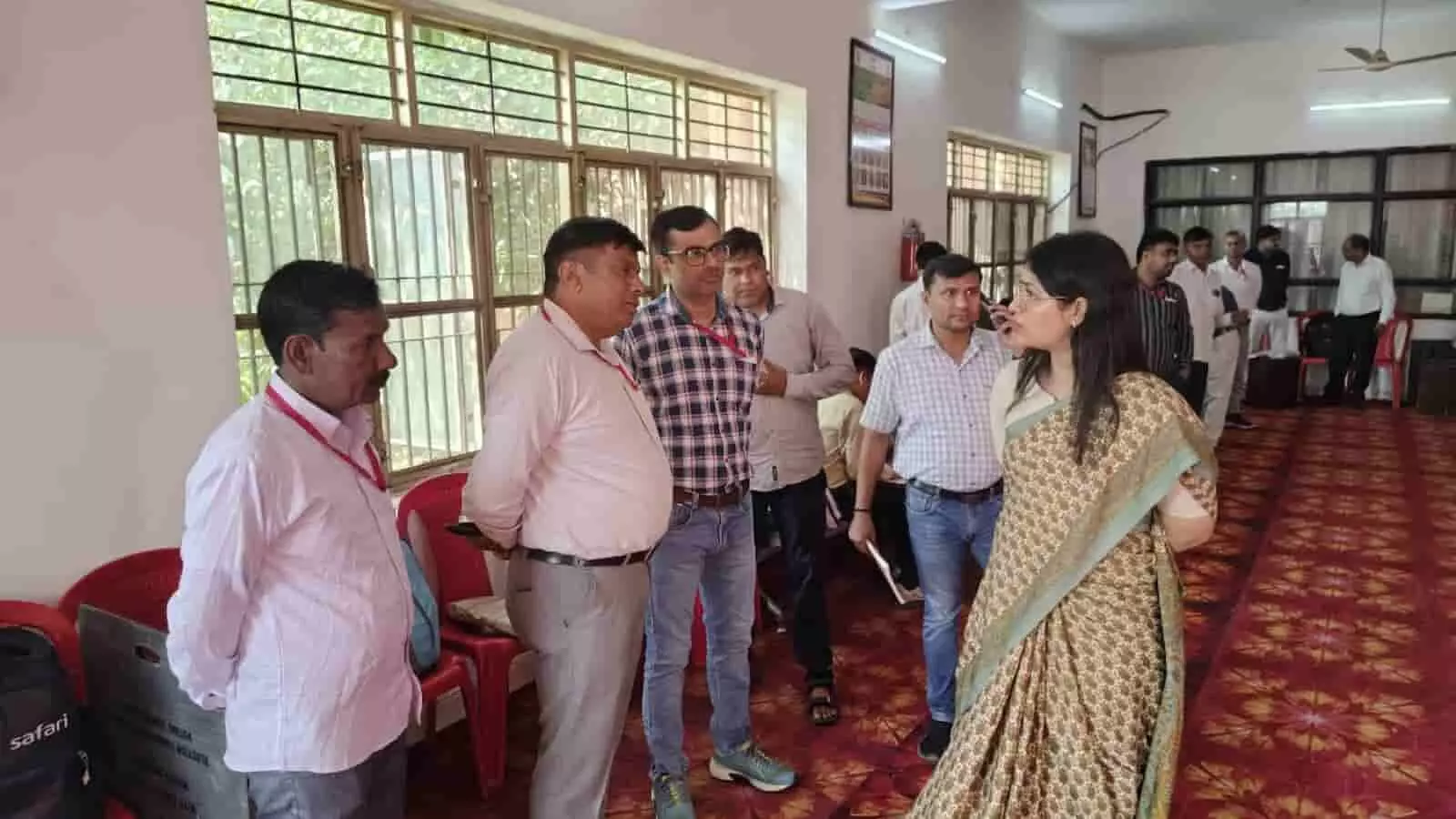 तस्वीर में जिलाधिकारी कविता मीना अधिकारियों के साथ हापुड़ के मतदान केंद्र पर व्यवस्थाओं का निरीक्षण कर रही हैं। तस्वीर में जिलाधिकारी कविता मीना अधिकारियों के साथ हापुड़ के मतदान केंद्र पर व्यवस्थाओं का निरीक्षण कर रही हैं।