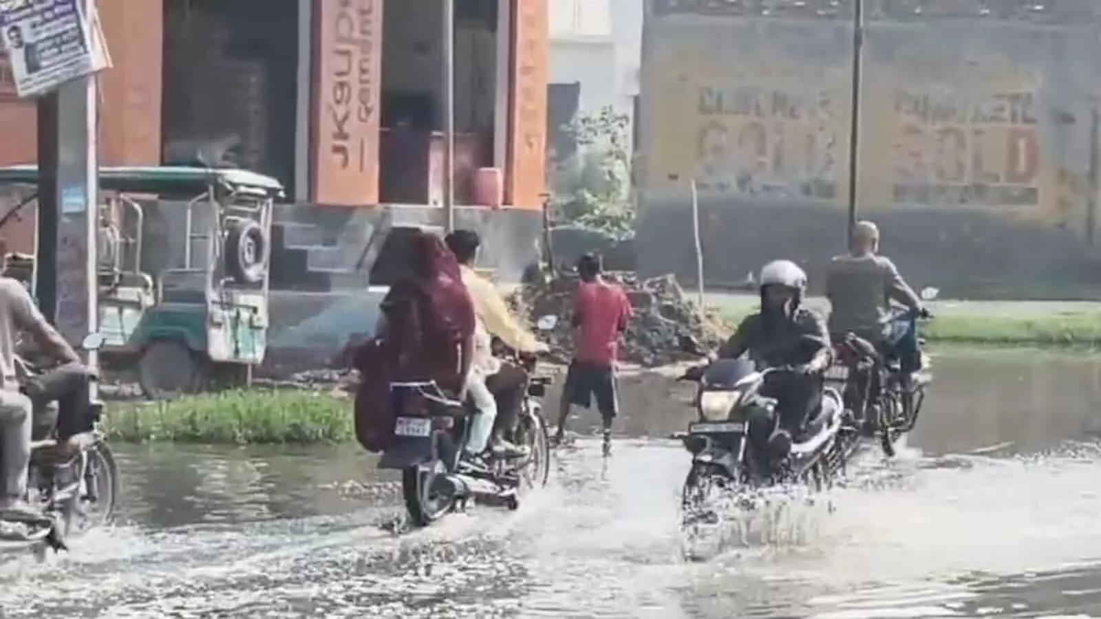 तस्वीर में हापुड़ के जसरूप नगर की जलभराव वाली सड़क पर गंदे पानी से होकर गुजरते दोपहिया वाहन चालक दिख रहे हैं। तस्वीर में हापुड़ के जसरूप नगर की जलभराव वाली सड़क पर गंदे पानी से होकर गुजरते दोपहिया वाहन चालक दिख रहे हैं।