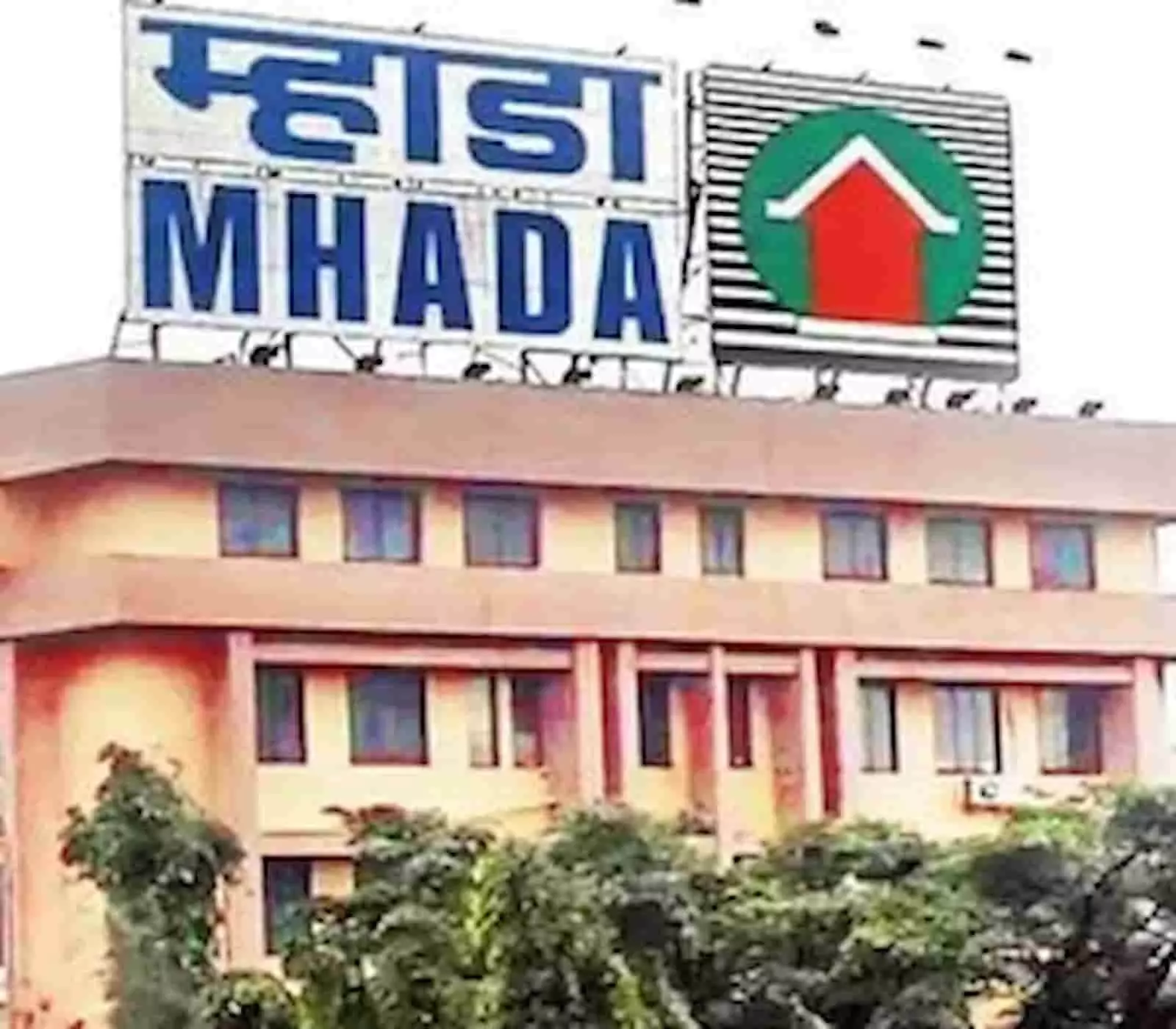 तस्वीर में मुंबई स्थित म्हाडा का प्रशासनिक भवन और उसका मुख्य साइनबोर्ड दिखाई दे रहा है। तस्वीर में मुंबई स्थित म्हाडा का प्रशासनिक भवन और उसका मुख्य साइनबोर्ड दिखाई दे रहा है।