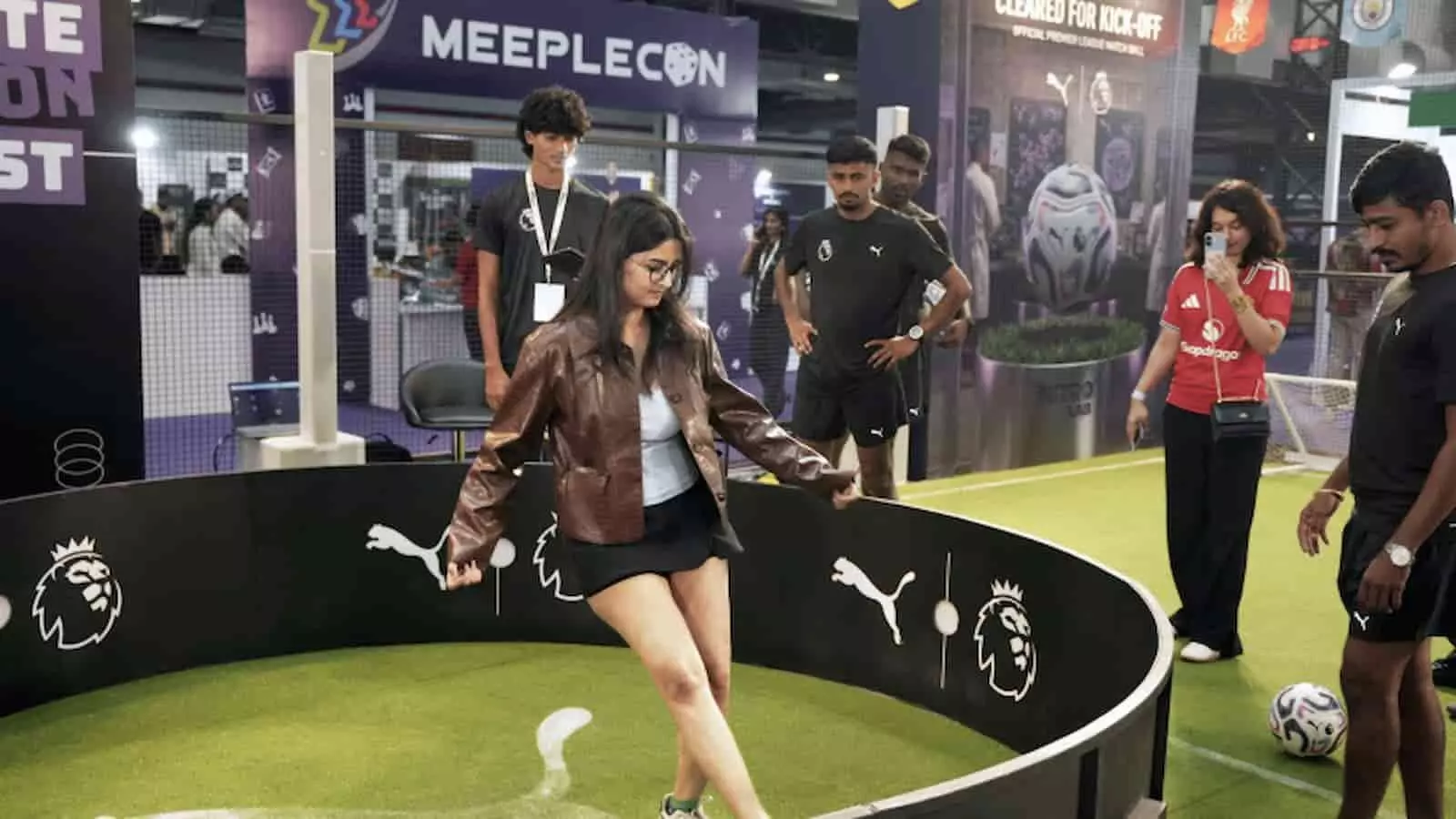 तस्वीर में मुंबई के बॉम्बे एग्जिबिशन सेंटर में GamingCon Bharat के दौरान प्रीमियर लीग जोन में फुटबॉल खेल गतिविधि में हिस्सा लेते आगंतुक दिख रहे हैं. तस्वीर में मुंबई के बॉम्बे एग्जिबिशन सेंटर में GamingCon Bharat के दौरान प्रीमियर लीग जोन में फुटबॉल खेल गतिविधि में हिस्सा लेते आगंतुक दिख रहे हैं.