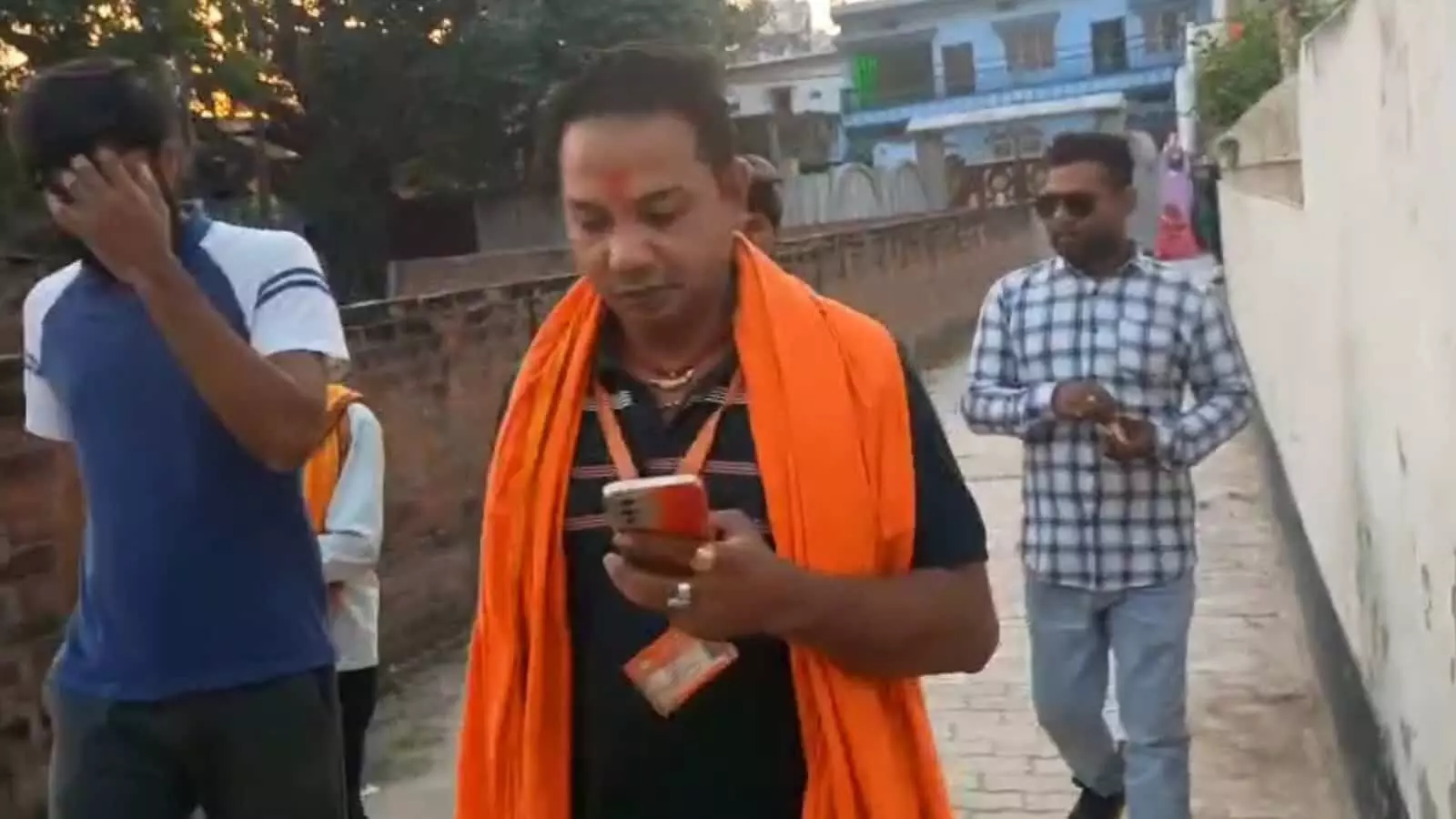 तस्वीर में चंदौली के मुगलसराय क्षेत्र में घटना की जानकारी देते और जांच करते लोग। तस्वीर में चंदौली के मुगलसराय क्षेत्र में घटना की जानकारी देते और जांच करते लोग।
