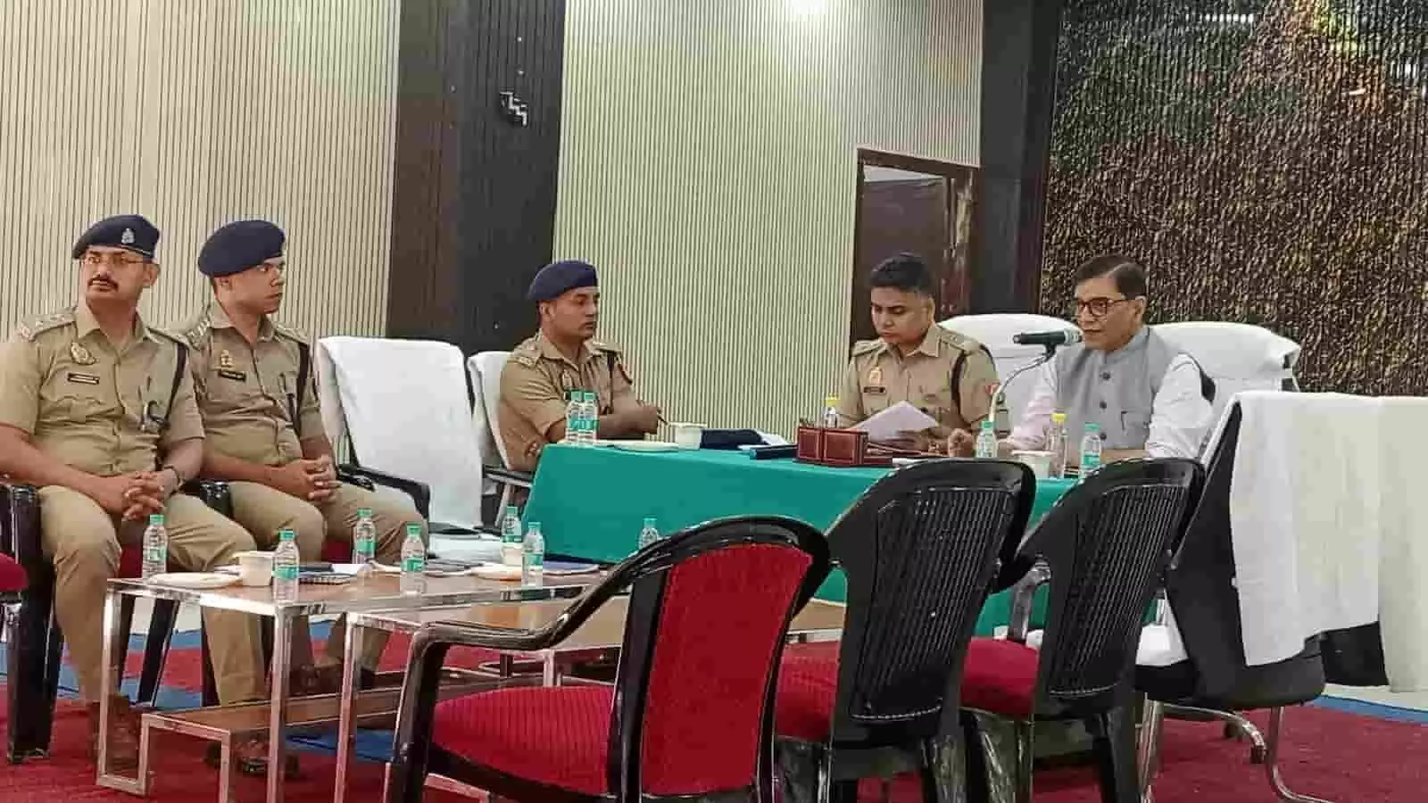 तस्वीर में प्रशासनिक अधिकारी बलिया पुलिस लाइन में स्नातक एवं शिक्षक निर्वाचन सुरक्षा बैठक करते दिख रहे हैं। तस्वीर में प्रशासनिक अधिकारी बलिया पुलिस लाइन में स्नातक एवं शिक्षक निर्वाचन सुरक्षा बैठक करते दिख रहे हैं।