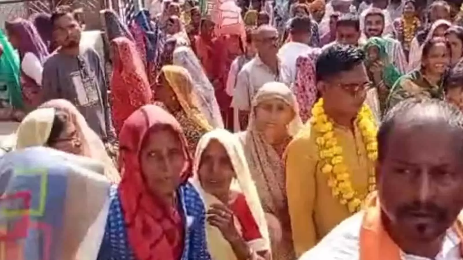 तस्वीर में खेरवाड़ा में नामांकन रैली के दौरान शामिल भाजपा कार्यकर्ता और प्रत्याशी। तस्वीर में खेरवाड़ा में नामांकन रैली के दौरान शामिल भाजपा कार्यकर्ता और प्रत्याशी।