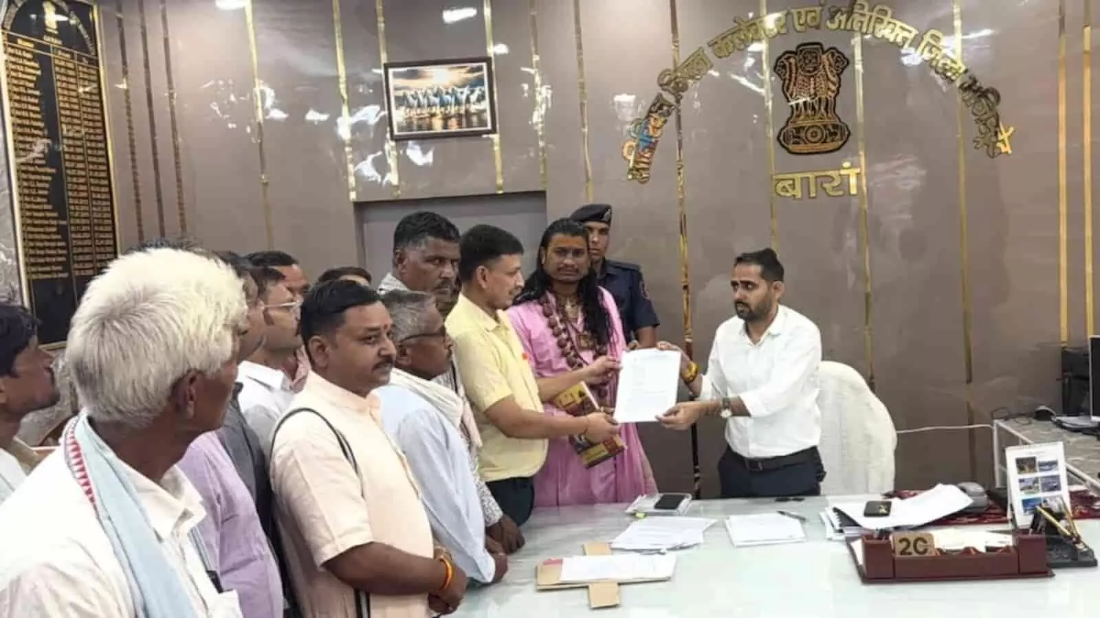 तस्वीर में प्रतिनिधि बारां में मानगढ़ धाम को राष्ट्रीय स्मारक घोषित करने हेतु ज्ञापन सौंपते दिख रहे हैं। तस्वीर में प्रतिनिधि बारां में मानगढ़ धाम को राष्ट्रीय स्मारक घोषित करने हेतु ज्ञापन सौंपते दिख रहे हैं।