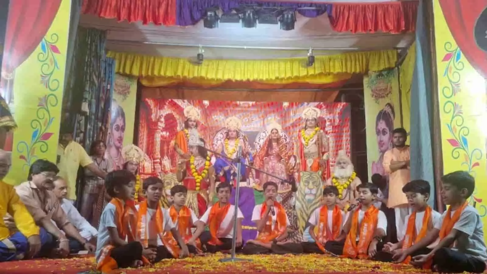 तस्वीर में बारां रामलीला मंच पर लघु गुरुकुल के बच्चे वेद मंत्र पाठ कर रहे हैं तस्वीर में बारां रामलीला मंच पर लघु गुरुकुल के बच्चे वेद मंत्र पाठ कर रहे हैं