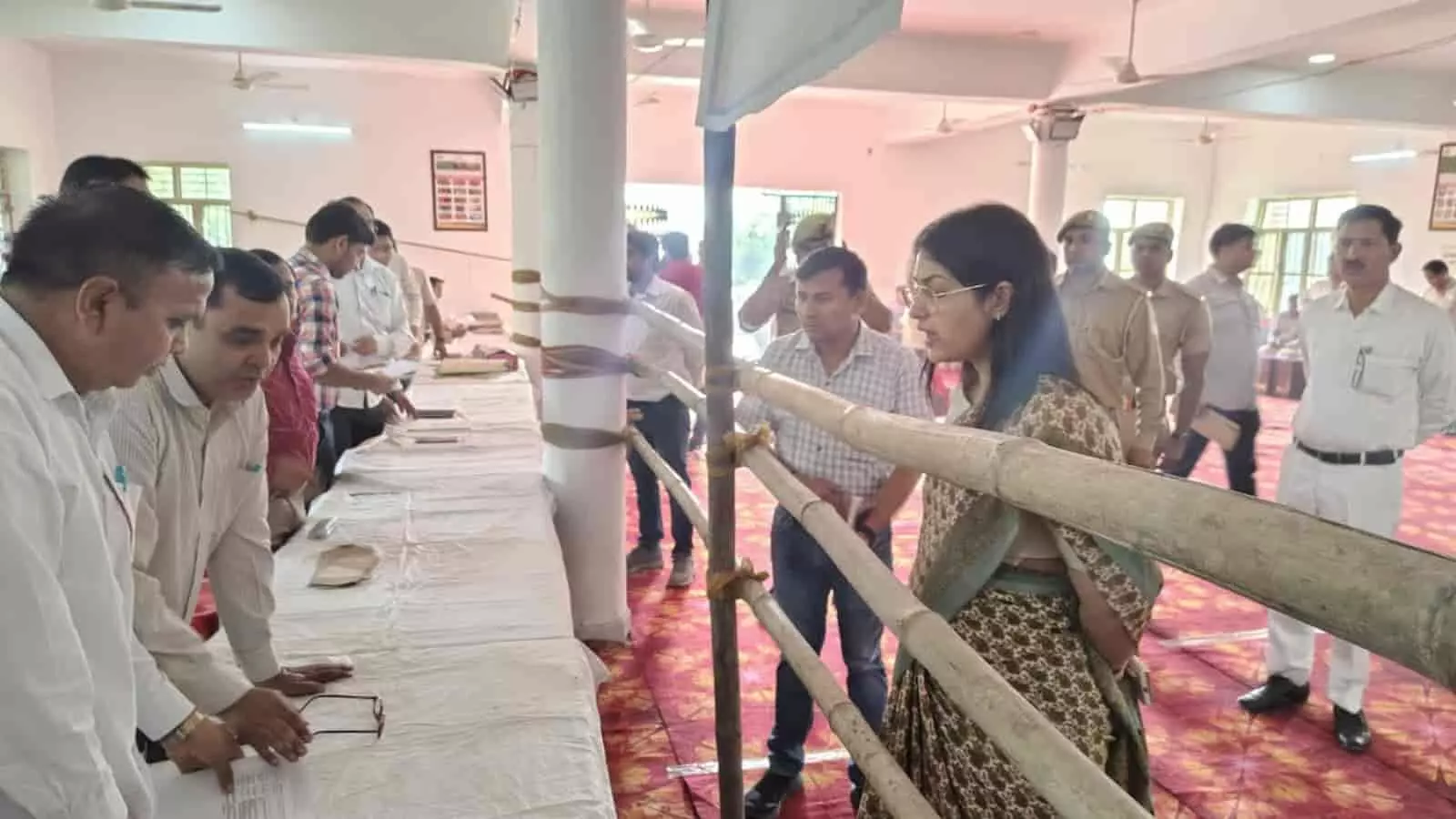 तस्वीर में हापुड़ में डीएम कविता मीना अधिकारियों के साथ पोलिंग पार्टी रवानगी स्थल का निरीक्षण करते हुए। तस्वीर में हापुड़ में डीएम कविता मीना अधिकारियों के साथ पोलिंग पार्टी रवानगी स्थल का निरीक्षण करते हुए।