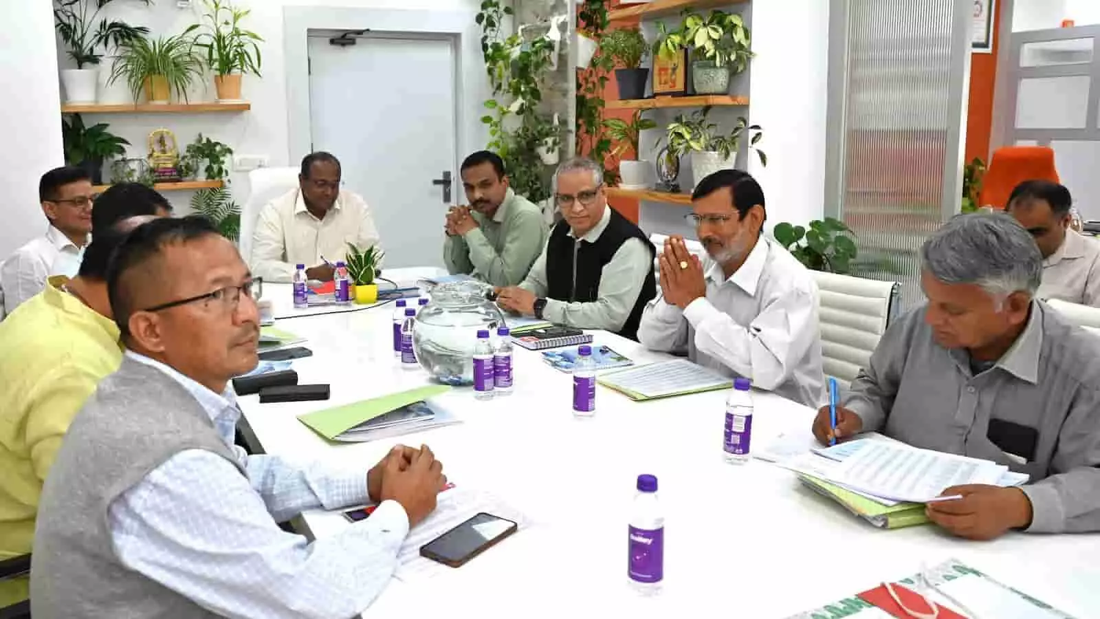 तस्वीर में देहरादून में निर्वाचन अधिकारियों और राजनीतिक दलों के प्रतिनिधियों की समीक्षा बैठक आयोजित हो रही है। तस्वीर में देहरादून में निर्वाचन अधिकारियों और राजनीतिक दलों के प्रतिनिधियों की समीक्षा बैठक आयोजित हो रही है।