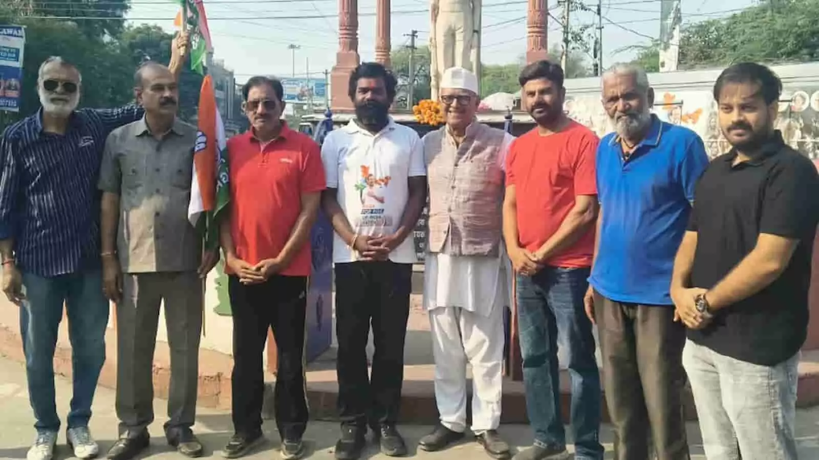 तस्वीर में झालावाड़ में निर्भय सिंह स्मारक के पास खड़े कांग्रेस पदयात्री और नेता तस्वीर में झालावाड़ में निर्भय सिंह स्मारक के पास खड़े कांग्रेस पदयात्री और नेता