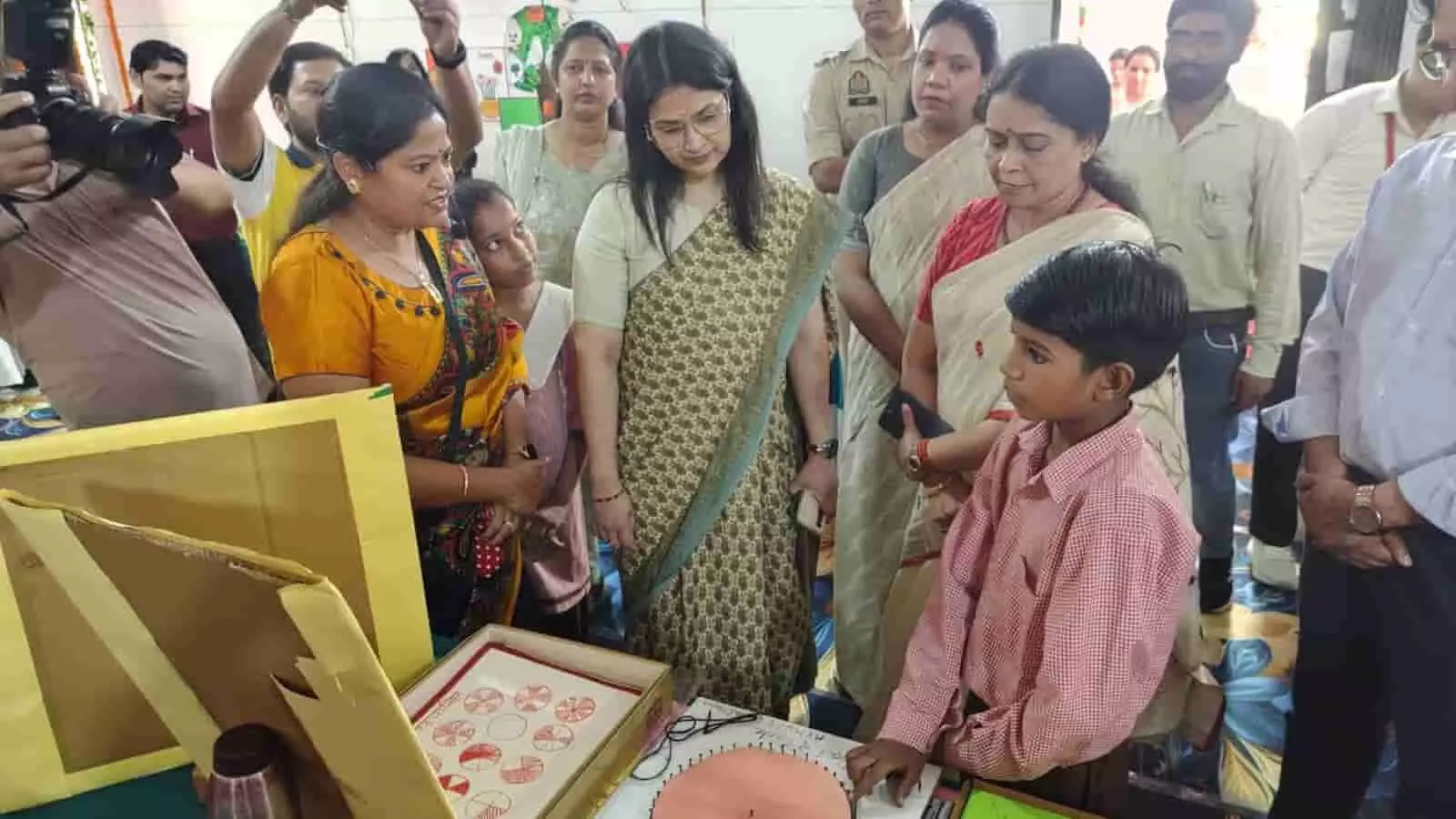 तस्वीर में जिलाधिकारी कविता मीना हापुड़ DIET में कला प्रदर्शनी के दौरान छात्र के मॉडल को देखती दिख रही हैं। तस्वीर में जिलाधिकारी कविता मीना हापुड़ DIET में कला प्रदर्शनी के दौरान छात्र के मॉडल को देखती दिख रही हैं।