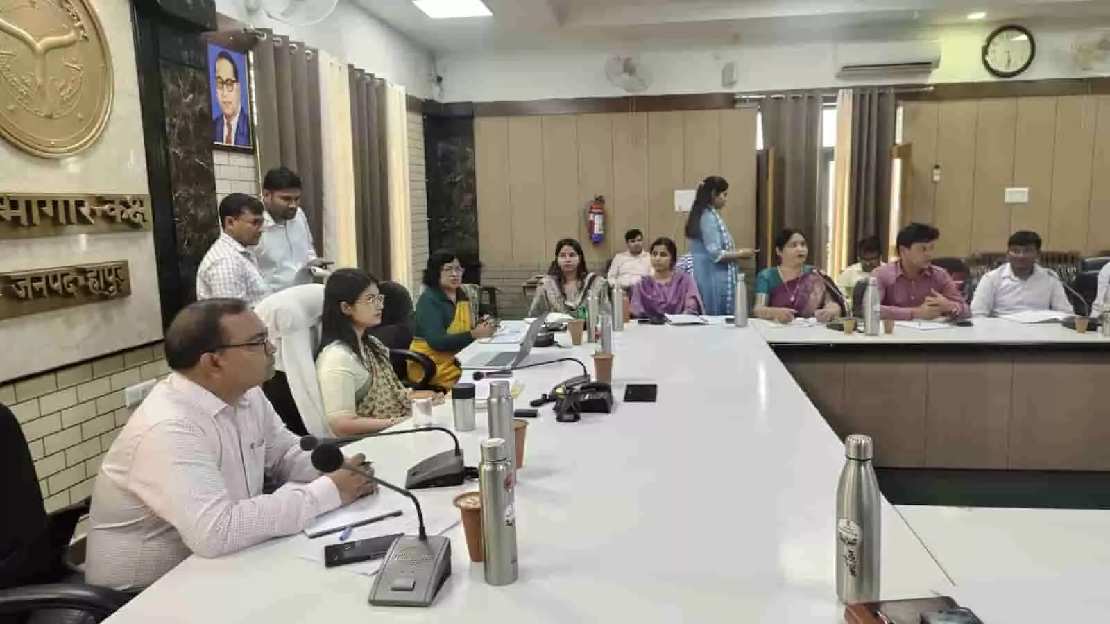 हापुड़ कलेक्ट्रेट सभागार में अधिकारियों के साथ समीक्षा बैठक करतीं जिलाधिकारी कविता मीना। हापुड़ कलेक्ट्रेट सभागार में अधिकारियों के साथ समीक्षा बैठक करतीं जिलाधिकारी कविता मीना।