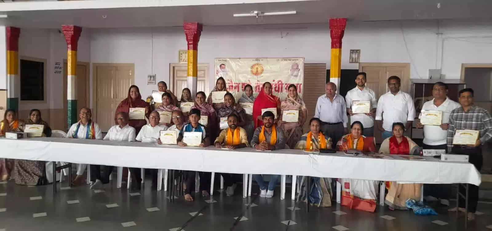 तस्वीर में आमेट के तेरापंथ सभा भवन में जैन विद्या परीक्षा के उत्तीर्ण परीक्षार्थी प्रमाण-पत्र के साथ उपस्थित हैं। तस्वीर में आमेट के तेरापंथ सभा भवन में जैन विद्या परीक्षा के उत्तीर्ण परीक्षार्थी प्रमाण-पत्र के साथ उपस्थित हैं।