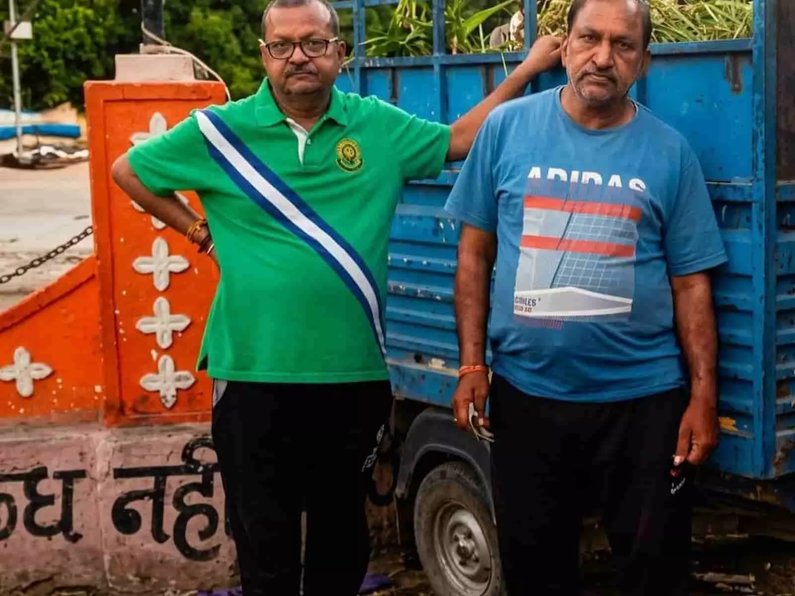 तस्वीर में बड़ीसादड़ी के वीरेंद्र कुमार मेहता और दिलीप कुमार मोगरा चारे की गाड़ी के सामने खड़े हैं। तस्वीर में बड़ीसादड़ी के वीरेंद्र कुमार मेहता और दिलीप कुमार मोगरा चारे की गाड़ी के सामने खड़े हैं।