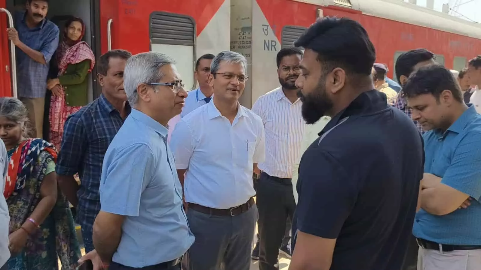 तस्वीर में कोटा रेलवे स्टेशन पर मंडल रेल प्रबंधक अनिल कालरा रेल यात्रियों से सीधा संवाद करते हुए दिख रहे हैं। तस्वीर में कोटा रेलवे स्टेशन पर मंडल रेल प्रबंधक अनिल कालरा रेल यात्रियों से सीधा संवाद करते हुए दिख रहे हैं।