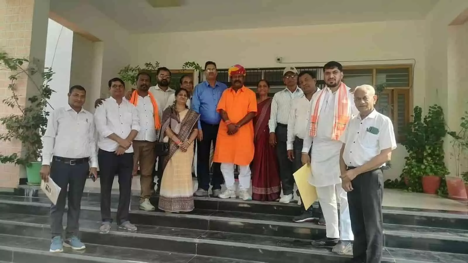 तस्वीर में खेरवाड़ा उपखंड कार्यालय के बाहर खड़े जनजाति सुरक्षा मंच के कार्यकर्ता मानगढ़ धाम ज्ञापन संदर्भ में दिख रहे हैं। तस्वीर में खेरवाड़ा उपखंड कार्यालय के बाहर खड़े जनजाति सुरक्षा मंच के कार्यकर्ता मानगढ़ धाम ज्ञापन संदर्भ में दिख रहे हैं।