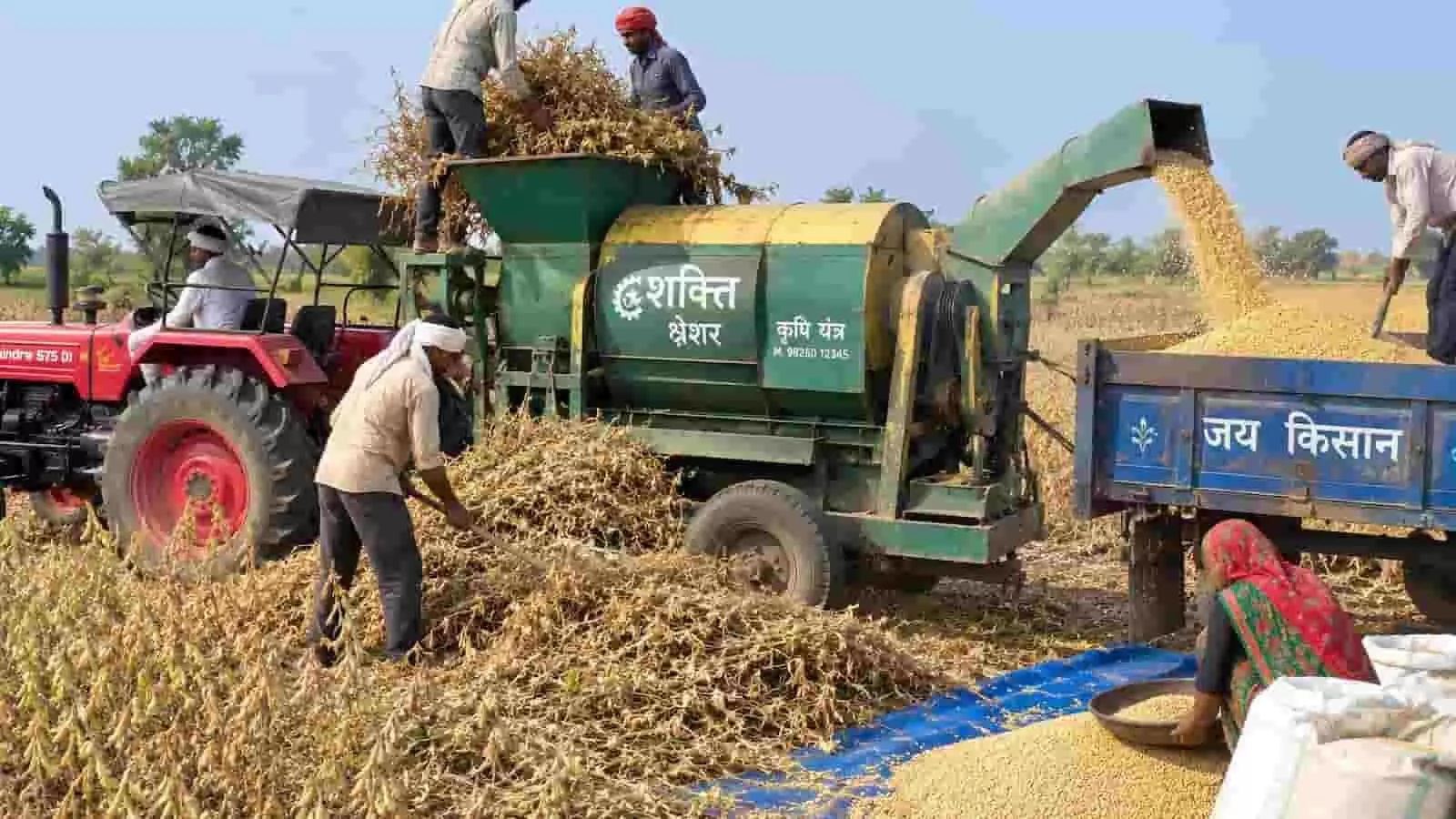 तस्वीर में खेत में थ्रेशर मशीन से सोयाबीन की फसल निकालते किसान दिखाई दे रहे हैं। तस्वीर में खेत में थ्रेशर मशीन से सोयाबीन की फसल निकालते किसान दिखाई दे रहे हैं।