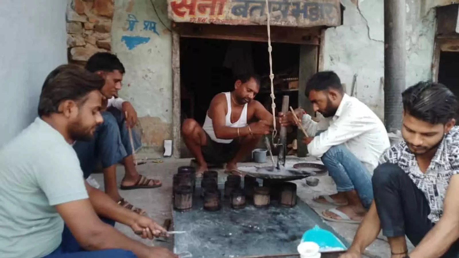 तस्वीर में भुसावर के बाजार में कारीगर करवा चौथ के लिए चीनी के करवे बनाते दिख रहे हैं। तस्वीर में भुसावर के बाजार में कारीगर करवा चौथ के लिए चीनी के करवे बनाते दिख रहे हैं।