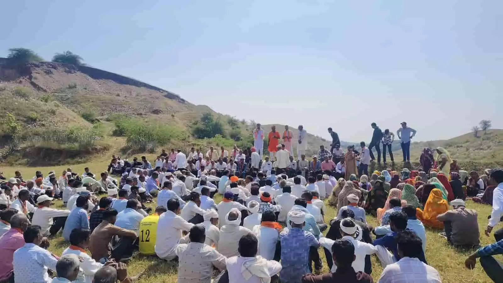 तस्वीर में मैदान में बैठे भाजपा कार्यकर्ता और नेता नयागांव उपखंड में चुनाव सभा के दौरान दिख रहे हैं। तस्वीर में मैदान में बैठे भाजपा कार्यकर्ता और नेता नयागांव उपखंड में चुनाव सभा के दौरान दिख रहे हैं।