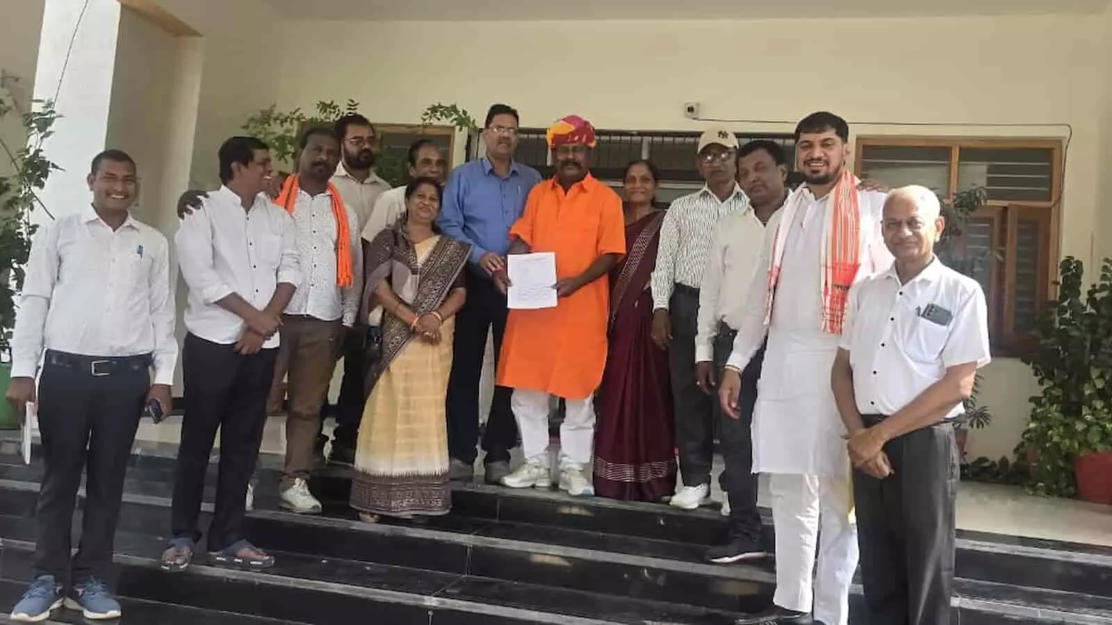 तस्वीर में राजस्थान वनवासी कल्याण परिषद के प्रतिनिधि खेरवाड़ा में उपखंड अधिकारी को ज्ञापन सौंपते हुए। तस्वीर में राजस्थान वनवासी कल्याण परिषद के प्रतिनिधि खेरवाड़ा में उपखंड अधिकारी को ज्ञापन सौंपते हुए।