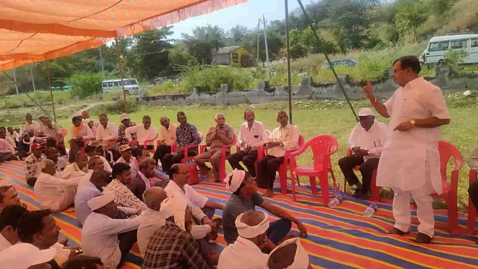 तस्वीर में विधायक दयाराम परमार नयागांव में कांग्रेस कार्यकर्ताओं की चुनावी सभा को संबोधित करते दिख रहे हैं। तस्वीर में विधायक दयाराम परमार नयागांव में कांग्रेस कार्यकर्ताओं की चुनावी सभा को संबोधित करते दिख रहे हैं।