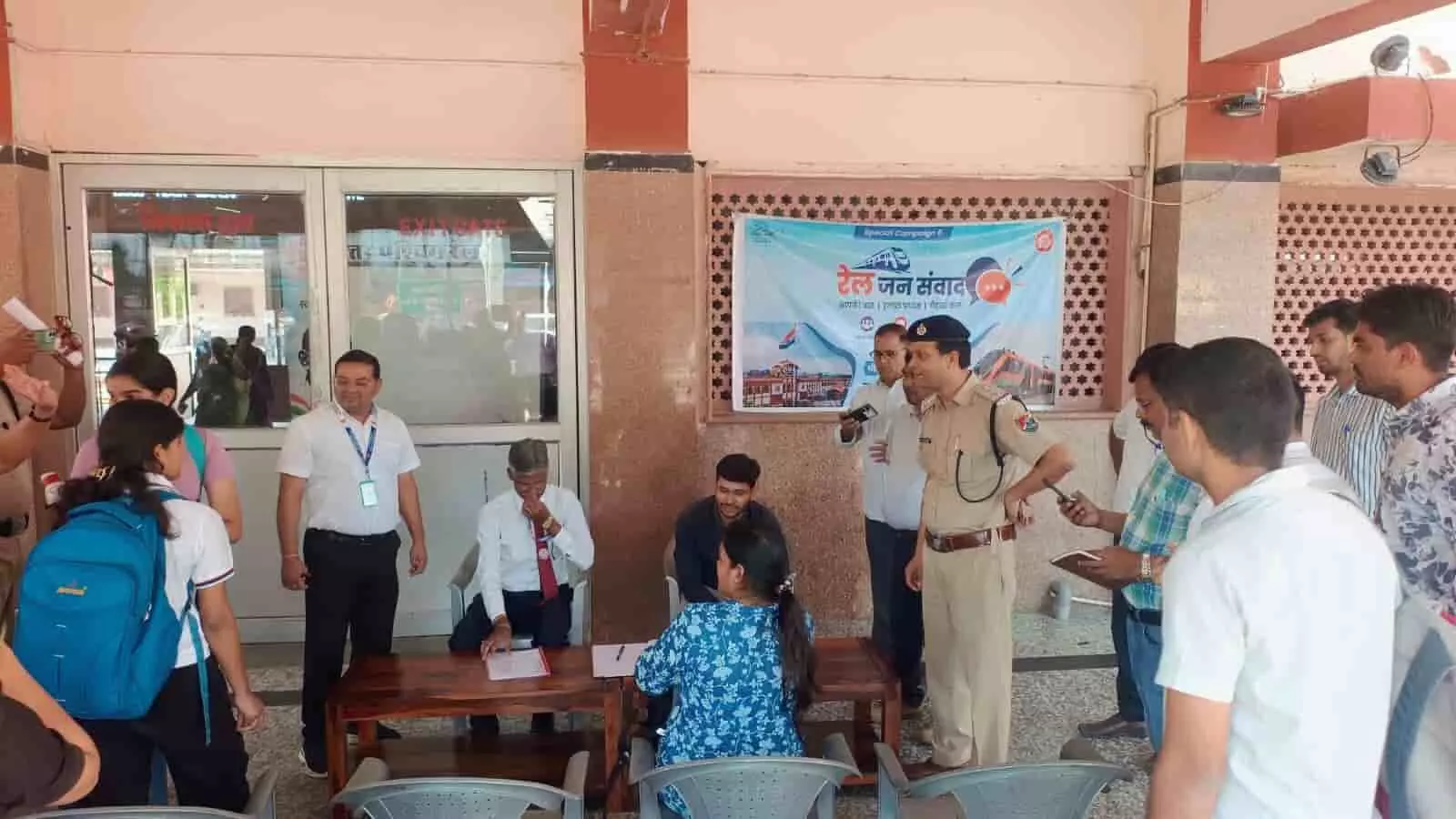 भीलवाड़ा रेलवे स्टेशन पर रेल जन संवाद बैनर के समक्ष यात्रियों की समस्याएं सुनते रेलवे अधिकारी। भीलवाड़ा रेलवे स्टेशन पर रेल जन संवाद बैनर के समक्ष यात्रियों की समस्याएं सुनते रेलवे अधिकारी।
