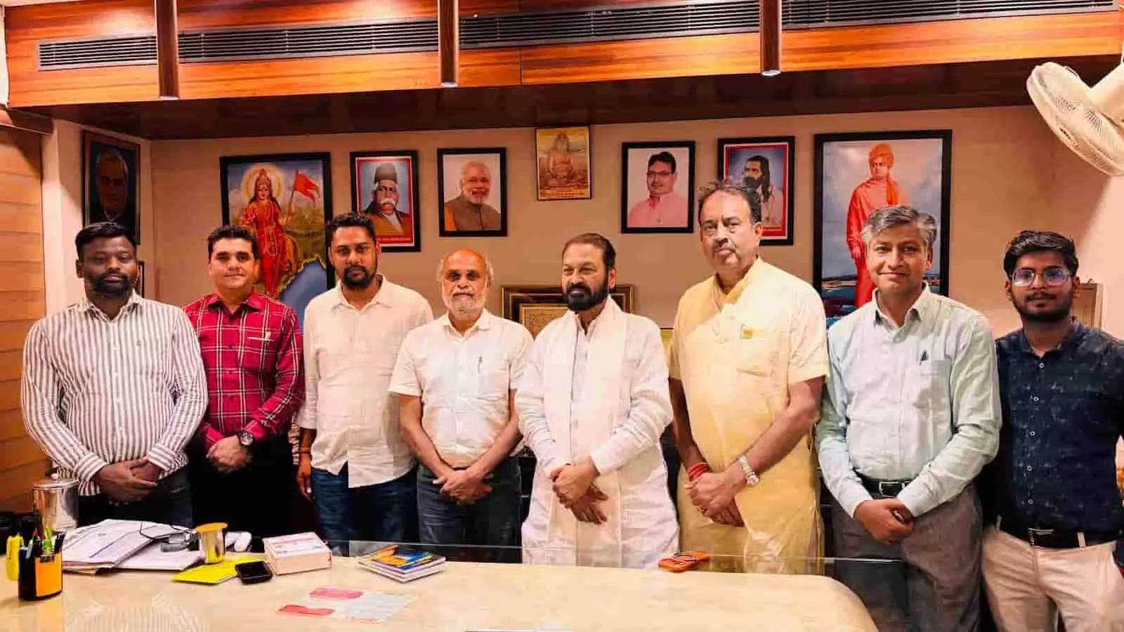 तस्वीर में भीलवाड़ा विधायक कार्यालय में विधायक अशोक कुमार कोठारी और संदीप शर्मा प्रतिनिधिमंडल के साथ खड़े हैं। तस्वीर में भीलवाड़ा विधायक कार्यालय में विधायक अशोक कुमार कोठारी और संदीप शर्मा प्रतिनिधिमंडल के साथ खड़े हैं।