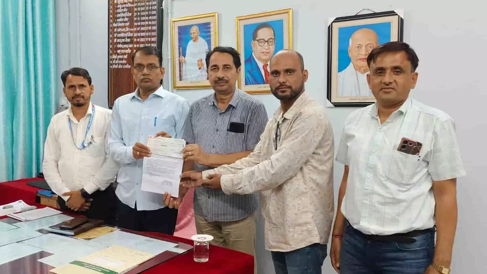 सवाई माधोपुर में मैदपुरा स्कूल विकास के लिए चेक सौंपते शिक्षक और शिक्षा अधिकारी। सवाई माधोपुर में मैदपुरा स्कूल विकास के लिए चेक सौंपते शिक्षक और शिक्षा अधिकारी।