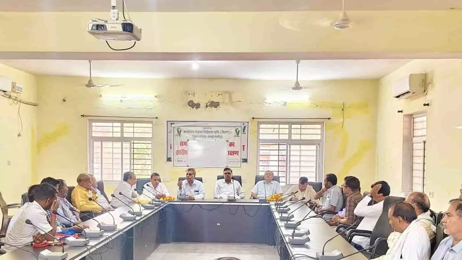सवाई माधोपुर आत्मा सभागार में उर्वरक वितरण समीक्षा बैठक के दौरान अधिकारियों को संबोधित करते कृषि निदेशक। सवाई माधोपुर आत्मा सभागार में उर्वरक वितरण समीक्षा बैठक के दौरान अधिकारियों को संबोधित करते कृषि निदेशक।