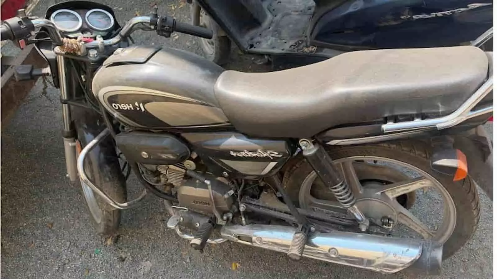 तस्वीर में खेरवाड़ा पुलिस द्वारा चोरी के मामले में जब्त की गई मोटरसाइकिल दिखाई दे रही है। तस्वीर में खेरवाड़ा पुलिस द्वारा चोरी के मामले में जब्त की गई मोटरसाइकिल दिखाई दे रही है।