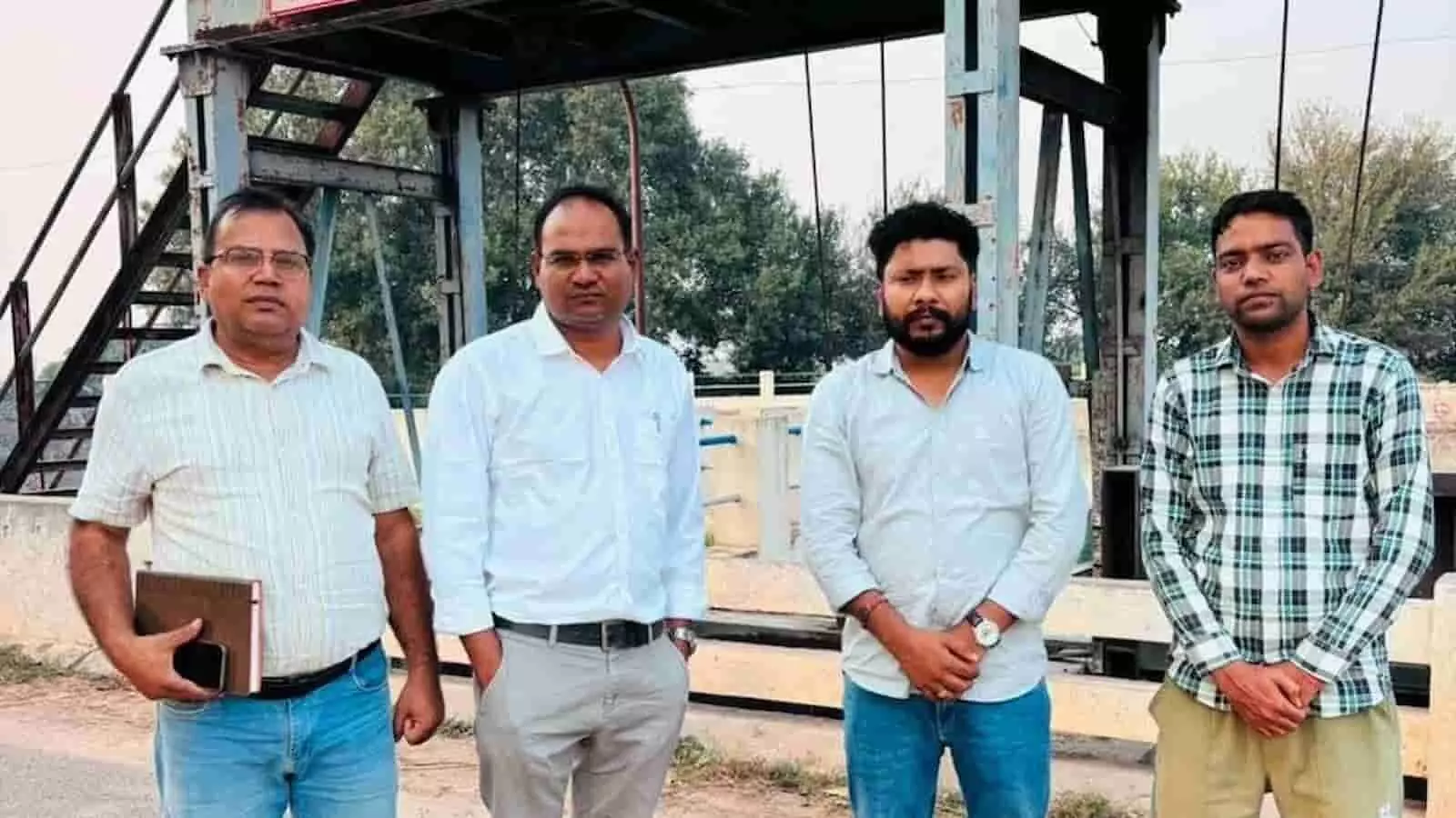 तस्वीर में जल संसाधन विभाग के अधिकारी काजल हेड पर निरीक्षण के दौरान खड़े नजर आ रहे हैं। तस्वीर में जल संसाधन विभाग के अधिकारी काजल हेड पर निरीक्षण के दौरान खड़े नजर आ रहे हैं।