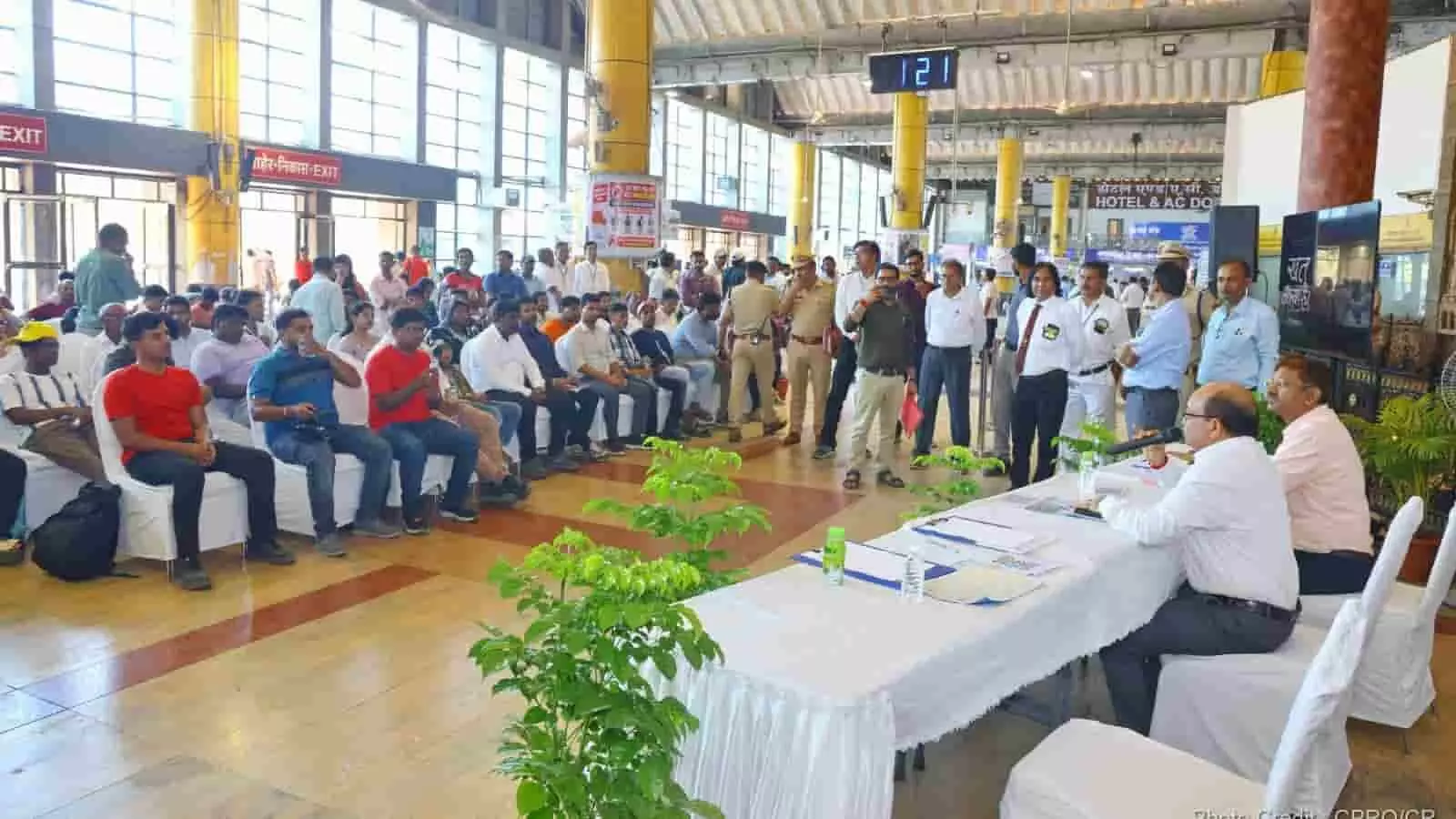 तस्वीर में छत्रपति शिवाजी महाराज टर्मिनस पर रेल जन संवाद के दौरान बैठे रेलवे अधिकारी और यात्री। तस्वीर में छत्रपति शिवाजी महाराज टर्मिनस पर रेल जन संवाद के दौरान बैठे रेलवे अधिकारी और यात्री।