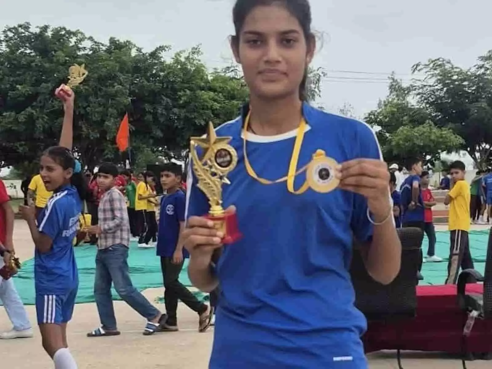 तस्वीर में हाथ में ट्रॉफी और स्वर्ण पदक लिए खड़ी टोडाभीम की करिश्मा मीना। तस्वीर में हाथ में ट्रॉफी और स्वर्ण पदक लिए खड़ी टोडाभीम की करिश्मा मीना।