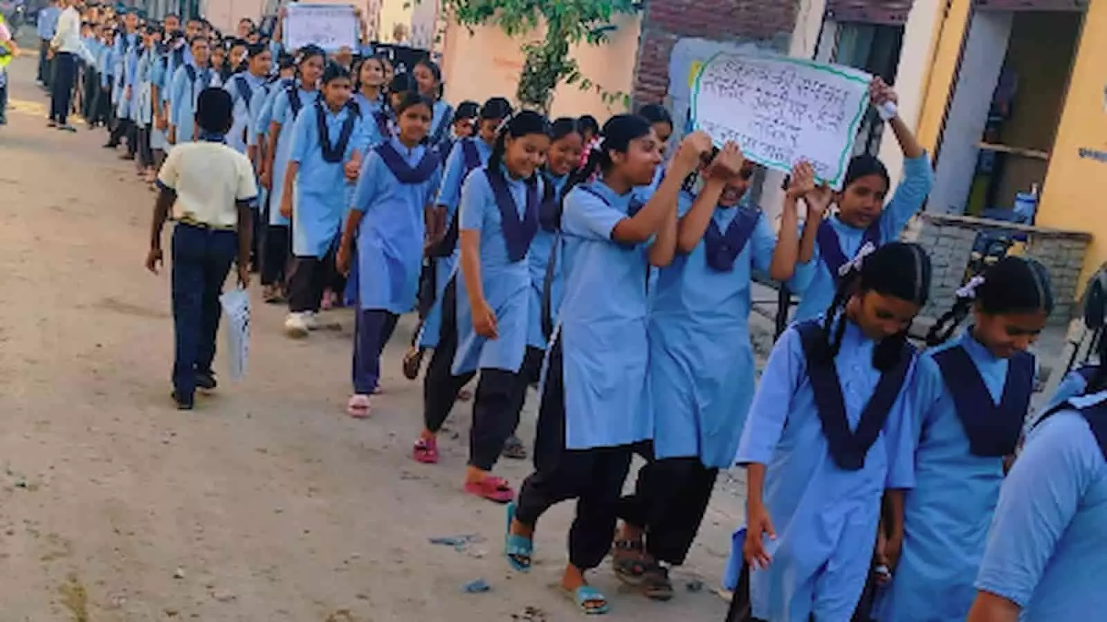 ब्यावर की सड़क पर हाथों में स्लोगन की तख्तियां लेकर रैली निकालते स्कूली छात्र-छात्राएं। ब्यावर की सड़क पर हाथों में स्लोगन की तख्तियां लेकर रैली निकालते स्कूली छात्र-छात्राएं।