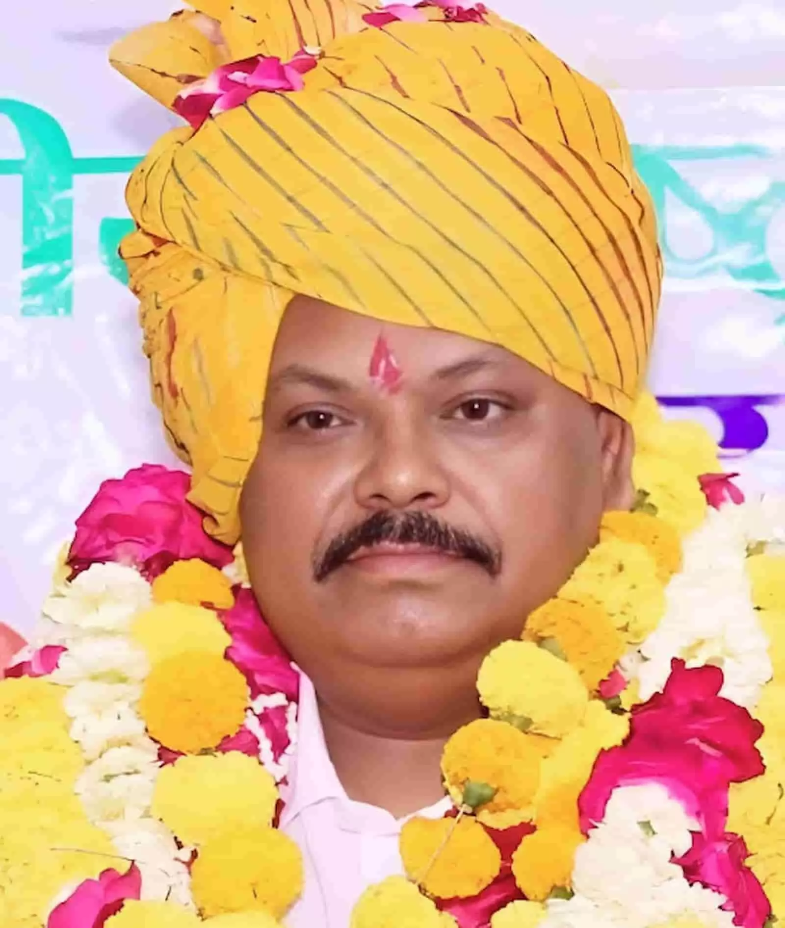 तस्वीर में पीले रंग की पगड़ी और माला पहने मनोज दुबे राजस्थान खाद किल्लत संदर्भ में तस्वीर में पीले रंग की पगड़ी और माला पहने मनोज दुबे राजस्थान खाद किल्लत संदर्भ में