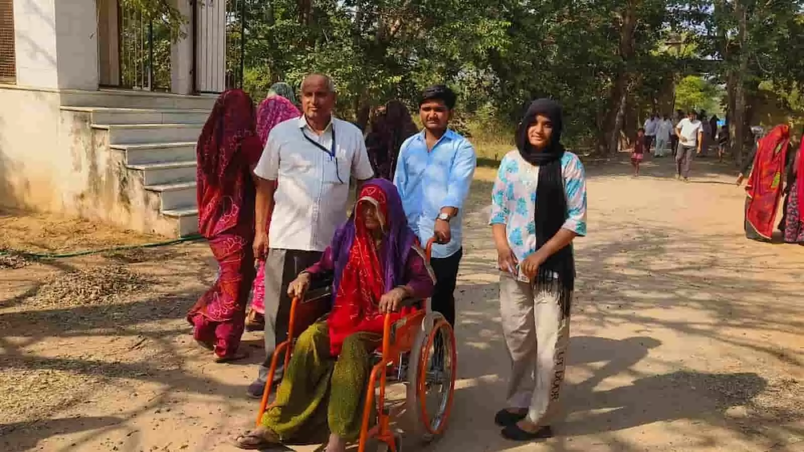 तस्वीर में जयपुर के मतदान केंद्र पर व्हीलचेयर पर बैठी बुजुर्ग महिला मतदाता नजर आ रही हैं. तस्वीर में जयपुर के मतदान केंद्र पर व्हीलचेयर पर बैठी बुजुर्ग महिला मतदाता नजर आ रही हैं.