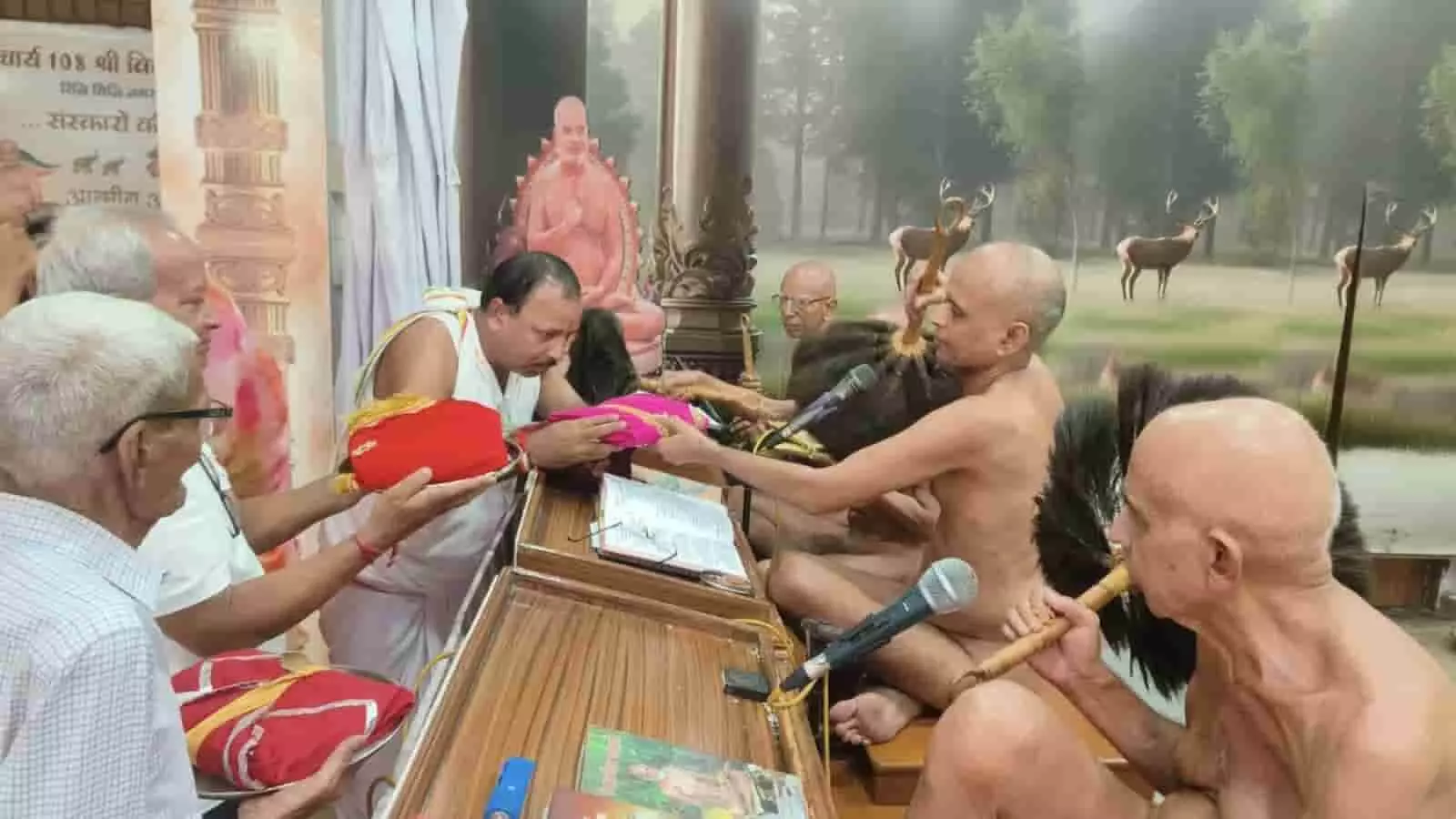 तस्वीर में कोटा के जिनालय में धर्मसभा के दौरान मुनि विवर्धन सागर महाराज को पाद प्रक्षालन करते श्रद्धालु दिख रहे हैं। तस्वीर में कोटा के जिनालय में धर्मसभा के दौरान मुनि विवर्धन सागर महाराज को पाद प्रक्षालन करते श्रद्धालु दिख रहे हैं।