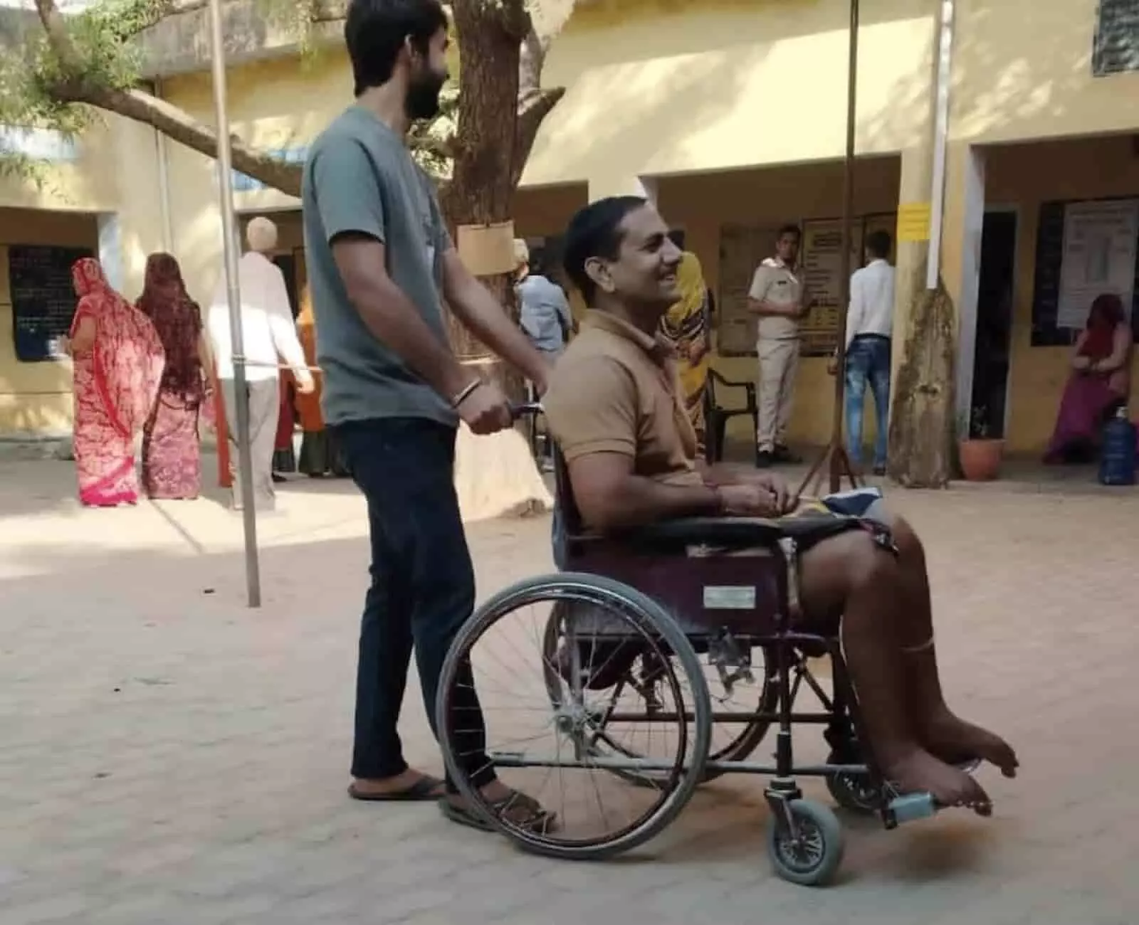 तस्वीर में जयपुर जिले के मतदान केंद्र पर व्हीलचेयर पर पहुंचा मतदाता मतदान करने के लिए दिखाई दे रहा है। तस्वीर में जयपुर जिले के मतदान केंद्र पर व्हीलचेयर पर पहुंचा मतदाता मतदान करने के लिए दिखाई दे रहा है।