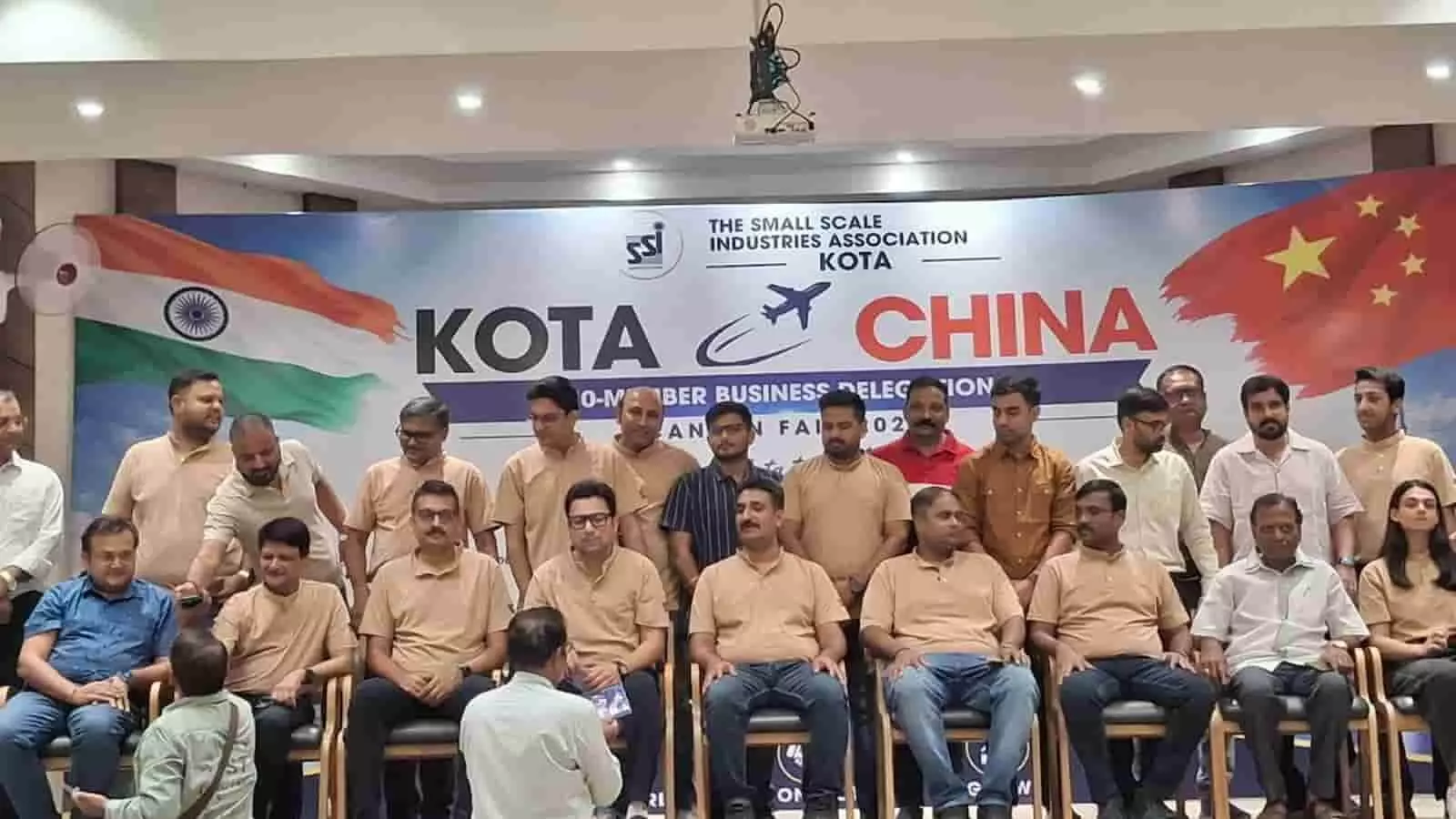 तस्वीर में कोटा एसएसआई एसोसिएशन के उद्यमी चीन व्यापारिक दौरे के दौरान बैनर के सामने समूह में बैठे हैं। तस्वीर में कोटा एसएसआई एसोसिएशन के उद्यमी चीन व्यापारिक दौरे के दौरान बैनर के सामने समूह में बैठे हैं।