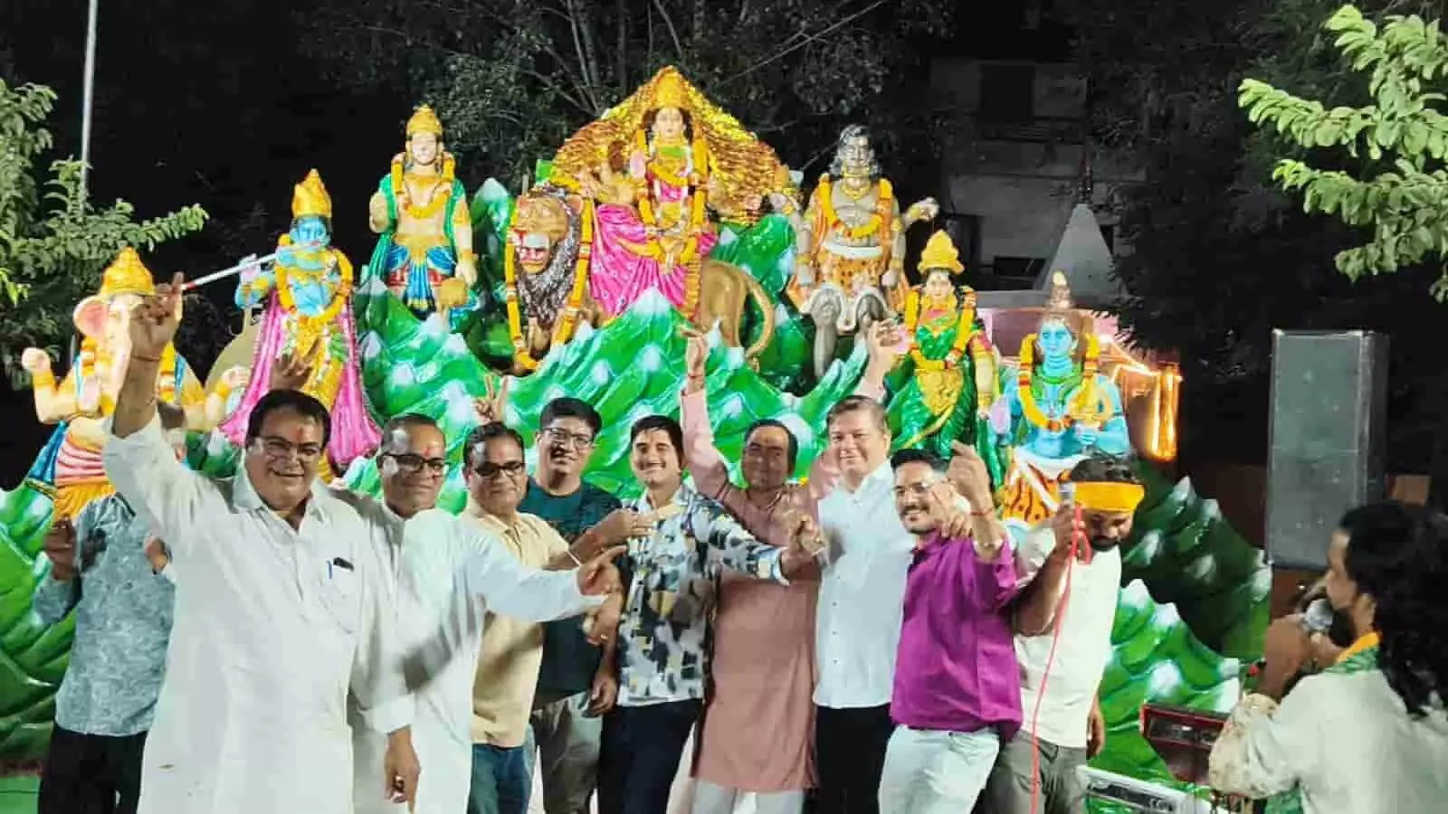जयपुर के मानसरोवर स्थित मां जगदम्बा मंदिर में नवरात्रि उत्सव के दौरान झांकियों के समक्ष खड़े श्रद्धालु. जयपुर के मानसरोवर स्थित मां जगदम्बा मंदिर में नवरात्रि उत्सव के दौरान झांकियों के समक्ष खड़े श्रद्धालु.