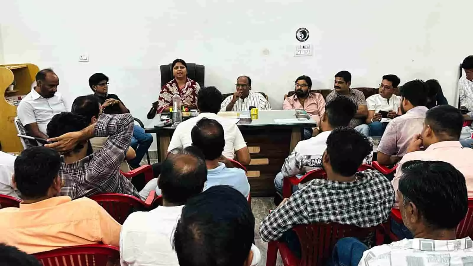 तस्वीर में कोटा में कांग्रेस जिलाध्यक्ष राखी गौतम कार्यकर्ताओं के साथ बैठक करती हुई दिख रही हैं। तस्वीर में कोटा में कांग्रेस जिलाध्यक्ष राखी गौतम कार्यकर्ताओं के साथ बैठक करती हुई दिख रही हैं।