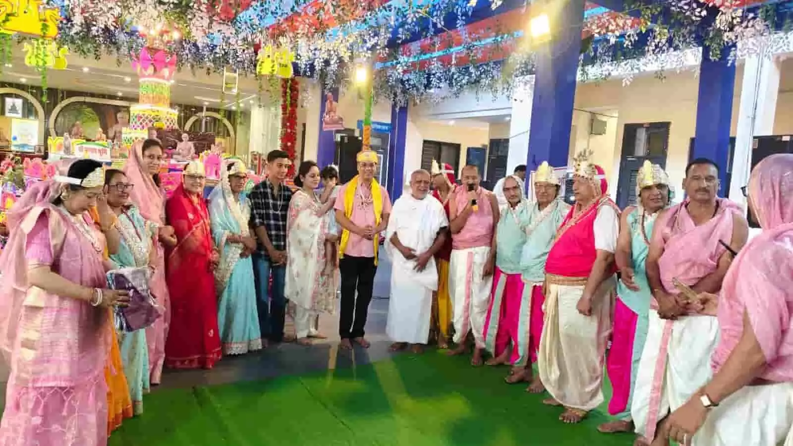 तस्वीर में कोटा के धार्मिक अनुष्ठान में जैन मुनि के साथ पारंपरिक वेशभूषा में श्रद्धालु खड़े हैं। तस्वीर में कोटा के धार्मिक अनुष्ठान में जैन मुनि के साथ पारंपरिक वेशभूषा में श्रद्धालु खड़े हैं।
