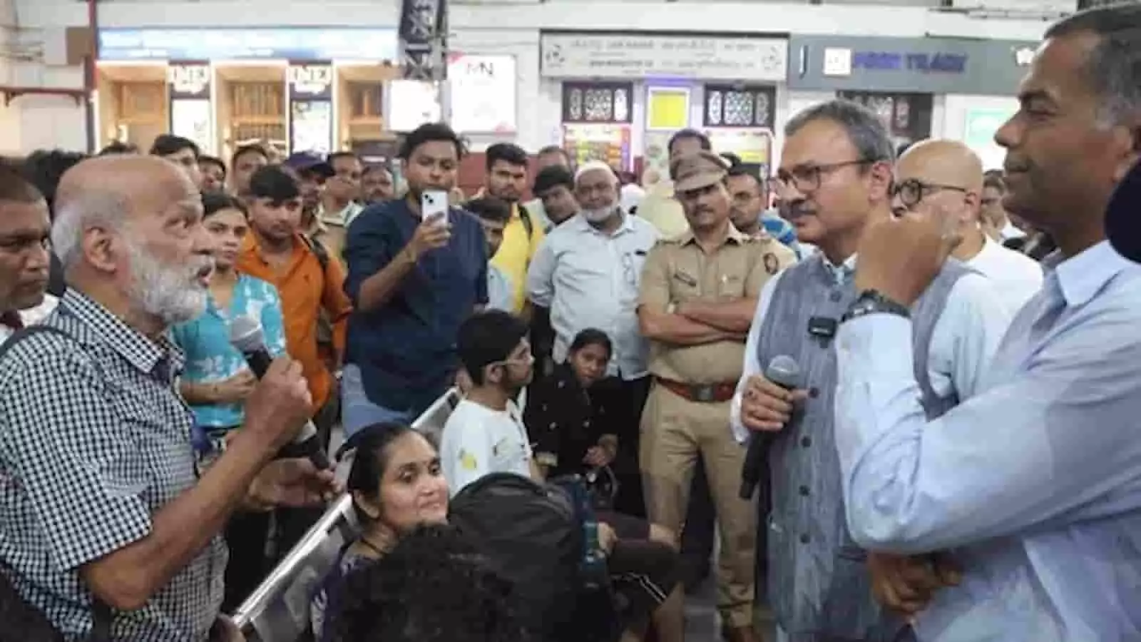 तस्वीर में मुंबई सेंट्रल रेलवे स्टेशन पर पश्चिम रेलवे के महाप्रबंधक रामाश्रय पांडे माइक पर एक यात्री की बात सुनते हुए दिख रहे हैं। तस्वीर में मुंबई सेंट्रल रेलवे स्टेशन पर पश्चिम रेलवे के महाप्रबंधक रामाश्रय पांडे माइक पर एक यात्री की बात सुनते हुए दिख रहे हैं।