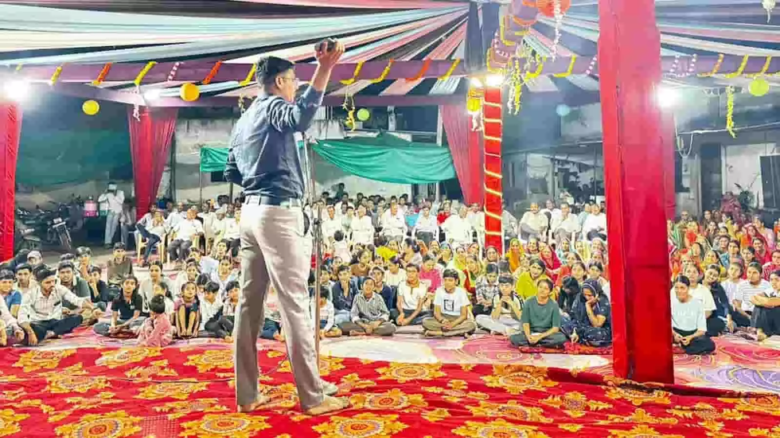 तस्वीर में सुरपुर में आयोजित कवि सम्मेलन के दौरान मंच पर कविता सुनाते कवि दिख रहे हैं। तस्वीर में सुरपुर में आयोजित कवि सम्मेलन के दौरान मंच पर कविता सुनाते कवि दिख रहे हैं।