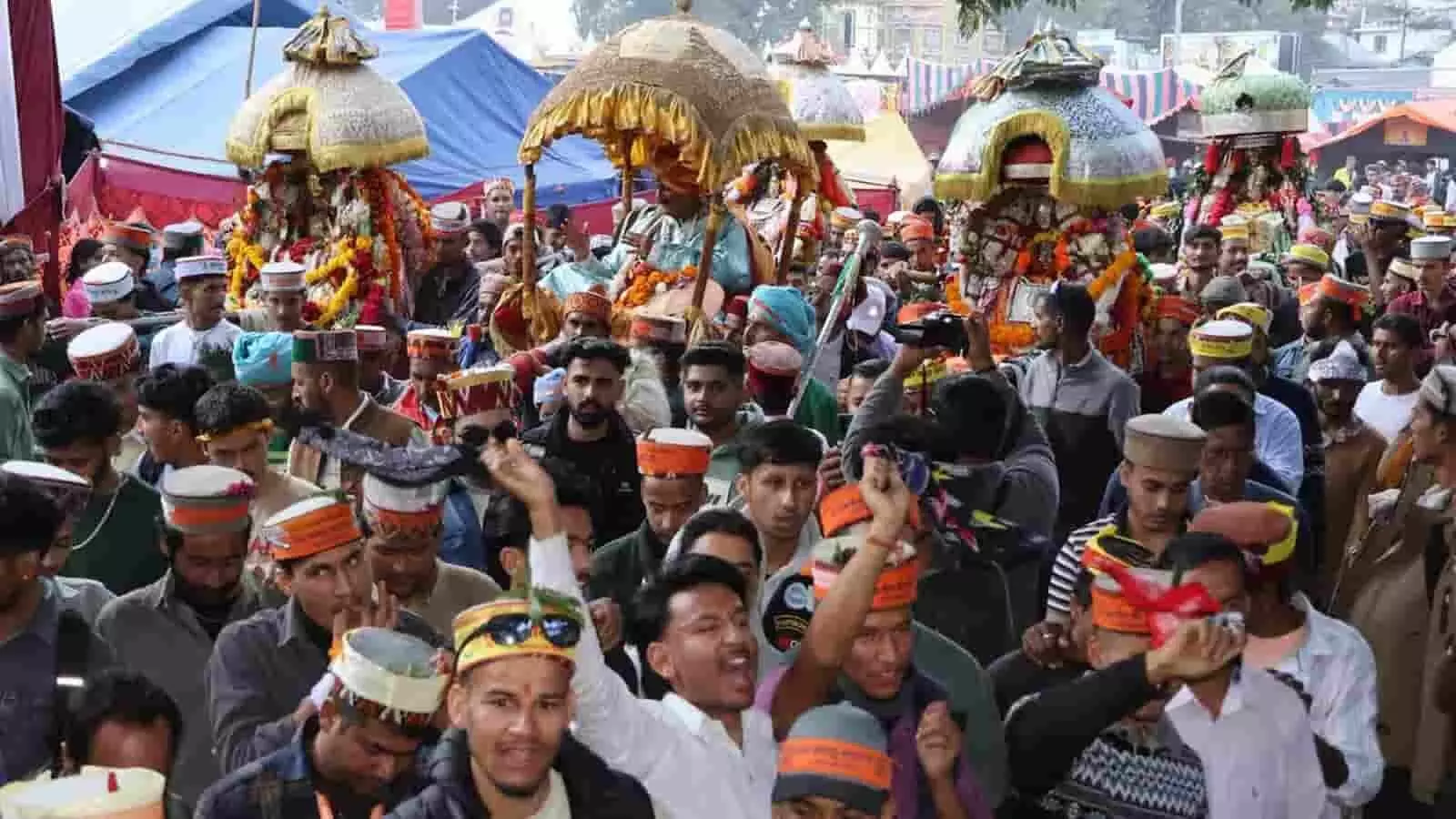 तस्वीर में कुल्लू के ढालपुर मैदान में अंतरराष्ट्रीय दशहरा उत्सव के दौरान रथयात्रा में शामिल श्रद्धालु दिख रहे हैं. तस्वीर में कुल्लू के ढालपुर मैदान में अंतरराष्ट्रीय दशहरा उत्सव के दौरान रथयात्रा में शामिल श्रद्धालु दिख रहे हैं.