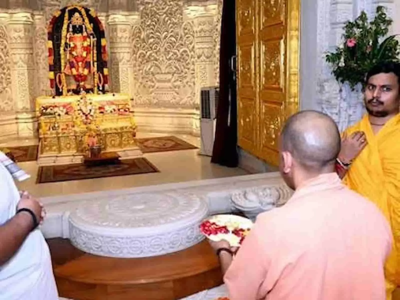 तस्वीर में मुख्यमंत्री योगी आदित्यनाथ अयोध्या के राम मंदिर में रामलला की पूजा करते दिख रहे हैं। तस्वीर में मुख्यमंत्री योगी आदित्यनाथ अयोध्या के राम मंदिर में रामलला की पूजा करते दिख रहे हैं।
