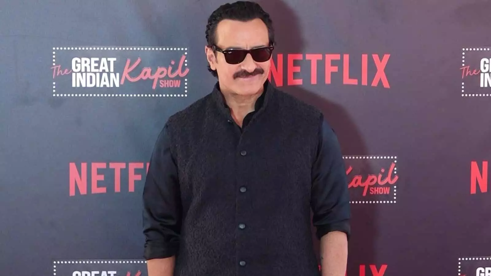 तस्वीर में अभिनेता सैफ अली खान द ग्रेट इंडियन कपिल शो के बैकड्रॉप के सामने काले रंग के परिधान और चश्मे में खड़े नज़र आ रहे हैं। तस्वीर में अभिनेता सैफ अली खान द ग्रेट इंडियन कपिल शो के बैकड्रॉप के सामने काले रंग के परिधान और चश्मे में खड़े नज़र आ रहे हैं।