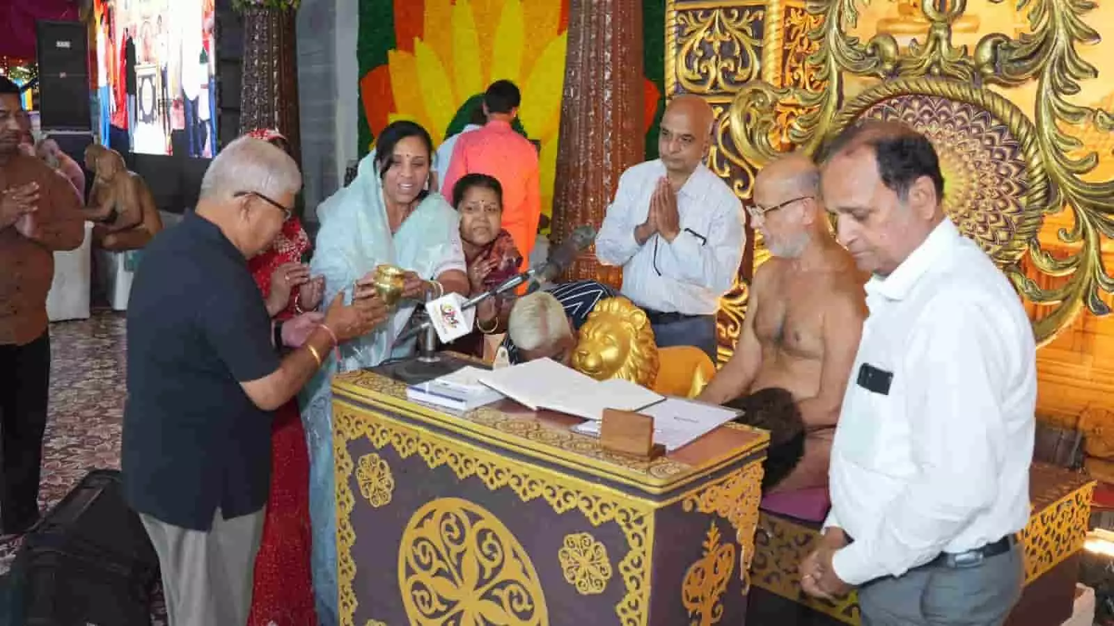 भीलवाड़ा में आचार्य पुलकसागर महाराज के समक्ष मंच पर पाद प्रक्षालन और वंदना करते हुए जैन समाज के श्रद्धालु। भीलवाड़ा में आचार्य पुलकसागर महाराज के समक्ष मंच पर पाद प्रक्षालन और वंदना करते हुए जैन समाज के श्रद्धालु।